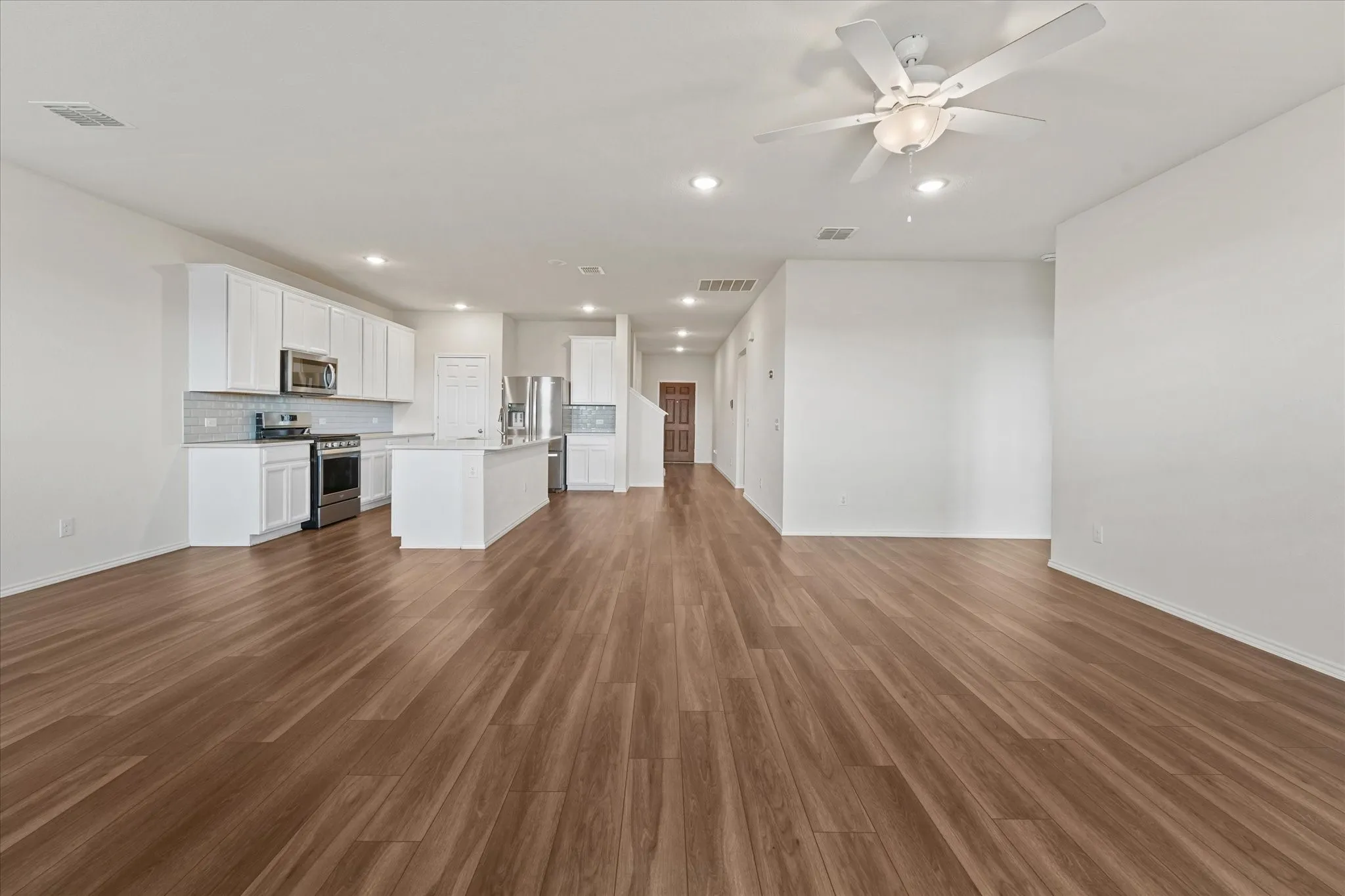 Single Family Residence For Sale in Tarrant County , 824 Lemongrass Court, Fort Worth, Texas 76131, 4 Bedroom, 3 Bathroom, 2 Garage spaces, 2,876 Sqft, built in 2020, mls#21332222, Real Estate Agent in Fort Worth, Homes For Sale in Tarrant county, Homes For Sale in Fort Worth, Realtor in Fort Worth Texas, Real Estate Brokerage Independent Realty Texas, Luminita Cordes Realtor