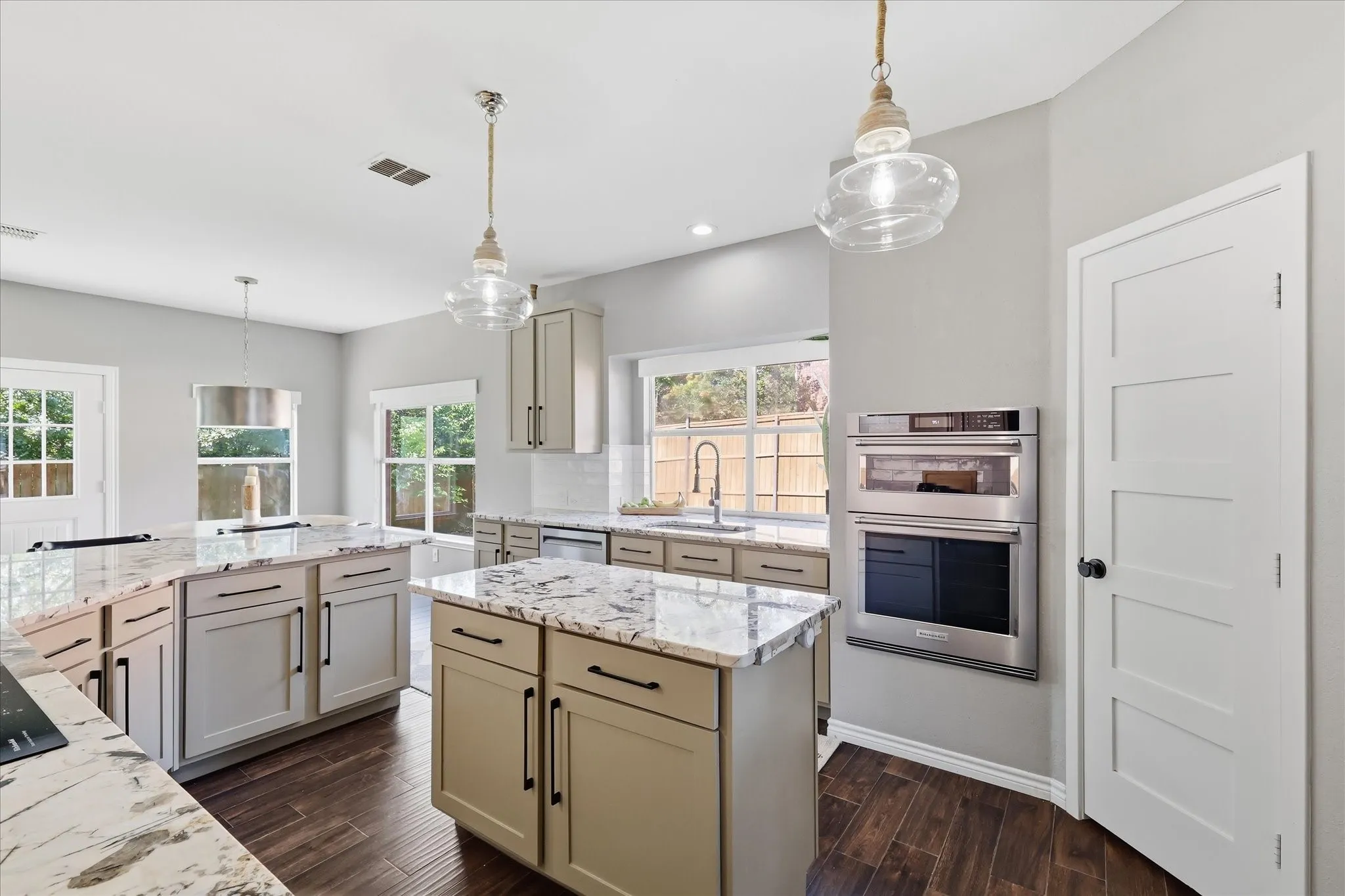 Single Family Residence For Sale in Denton County , 217 Patricia Lane, Highland Village, Texas 75077, 5 Bedroom, 4 Bathroom, 3 Garage spaces, 3,563 Sqft, built in 1996, mls#21331102, Real Estate Agent in Highland Village, Homes For Sale in Denton county, Homes For Sale in Highland Village, Realtor in Highland Village Texas, Real Estate Brokerage Independent Realty Texas, Luminita Cordes Realtor