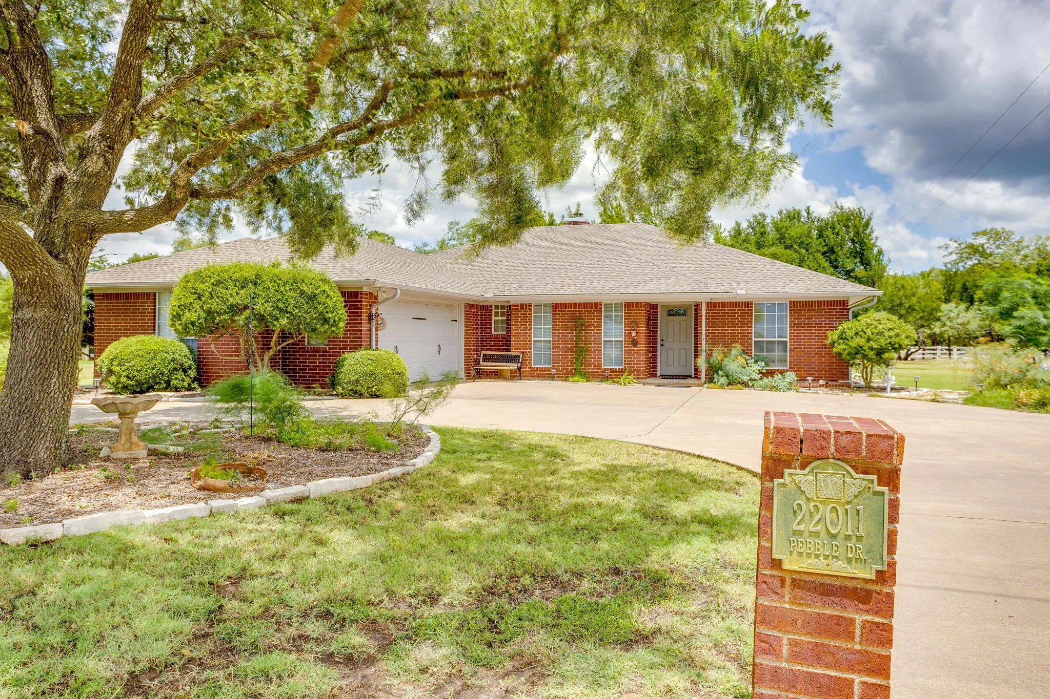 Single Family Residence For Sale in Hill County , 22011 Pebble Drive, Whitney, Texas 76692, 4 Bedroom, 3 Bathroom, 2 Garage spaces, 2,274 Sqft, built in 1996, mls#21330043, Real Estate Agent in Whitney, Homes For Sale in Hill county, Homes For Sale in Whitney, Realtor in Whitney Texas, Real Estate Brokerage Independent Realty Texas, Luminita Cordes Realtor