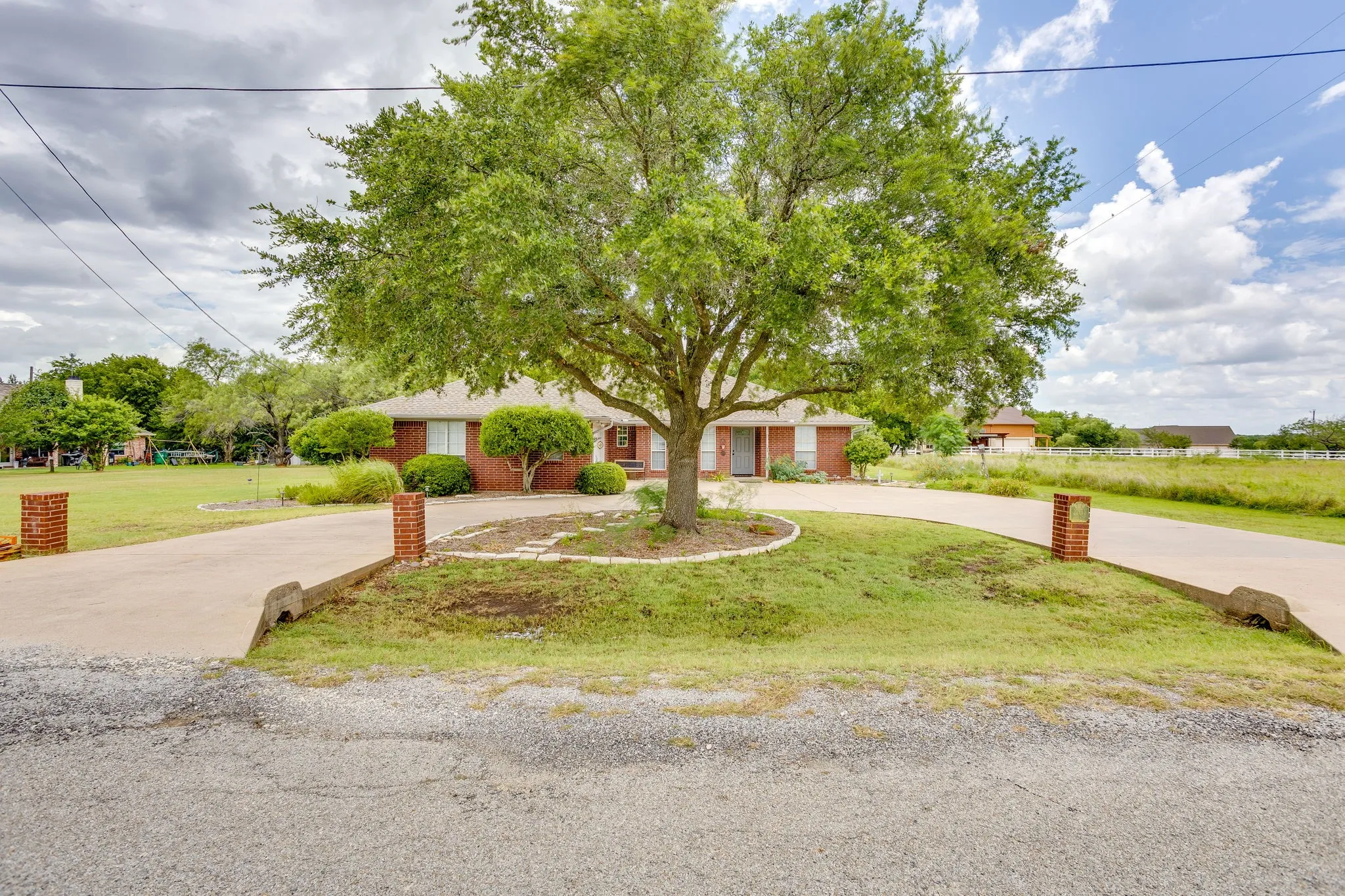 Single Family Residence For Sale in Hill County , 22011 Pebble Drive, Whitney, Texas 76692, 4 Bedroom, 3 Bathroom, 2 Garage spaces, 2,274 Sqft, built in 1996, mls#21330043, Real Estate Agent in Whitney, Homes For Sale in Hill county, Homes For Sale in Whitney, Realtor in Whitney Texas, Real Estate Brokerage Independent Realty Texas, Luminita Cordes Realtor