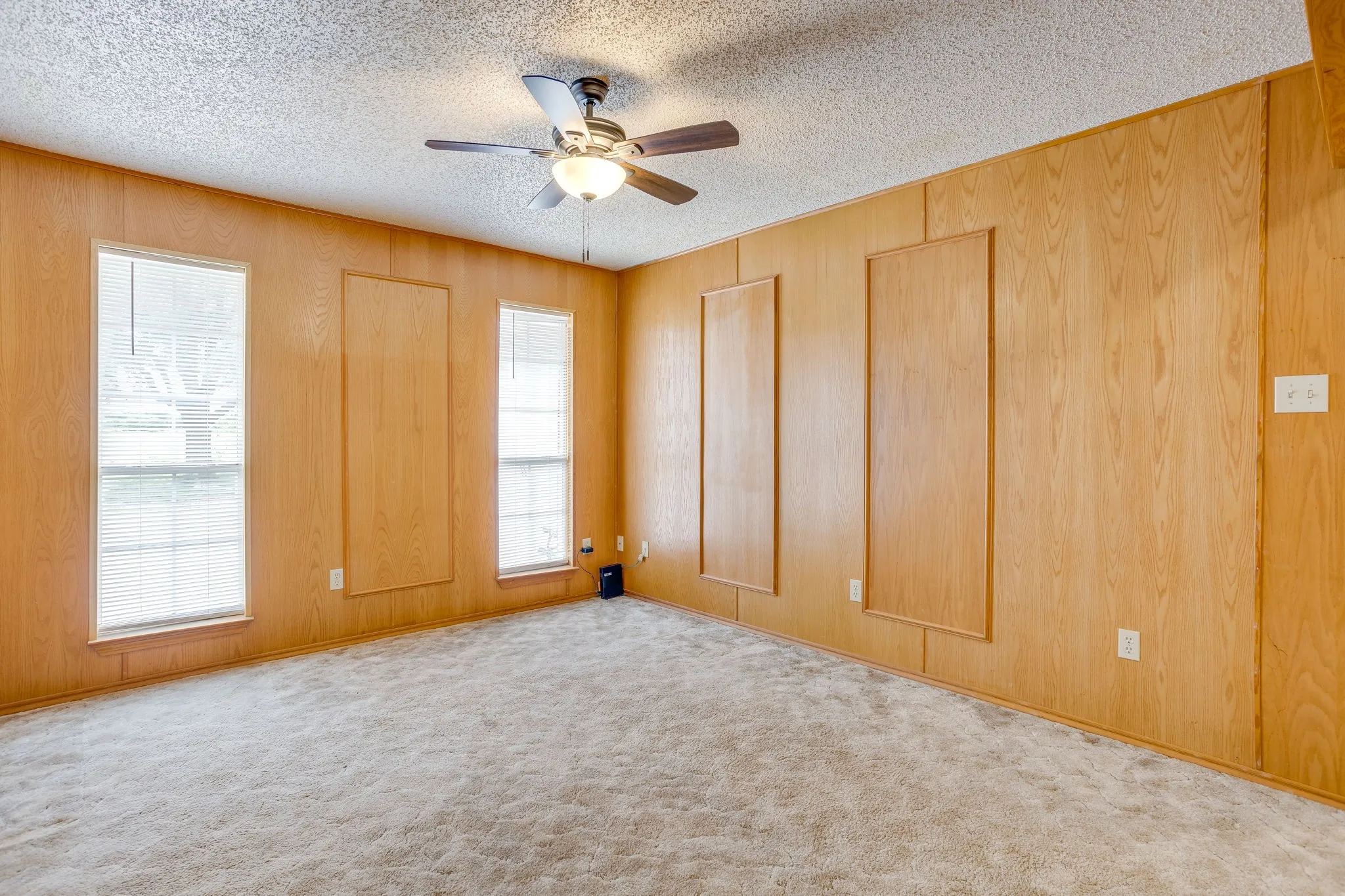 Single Family Residence For Sale in Hill County , 22011 Pebble Drive, Whitney, Texas 76692, 4 Bedroom, 3 Bathroom, 2 Garage spaces, 2,274 Sqft, built in 1996, mls#21330043, Real Estate Agent in Whitney, Homes For Sale in Hill county, Homes For Sale in Whitney, Realtor in Whitney Texas, Real Estate Brokerage Independent Realty Texas, Luminita Cordes Realtor