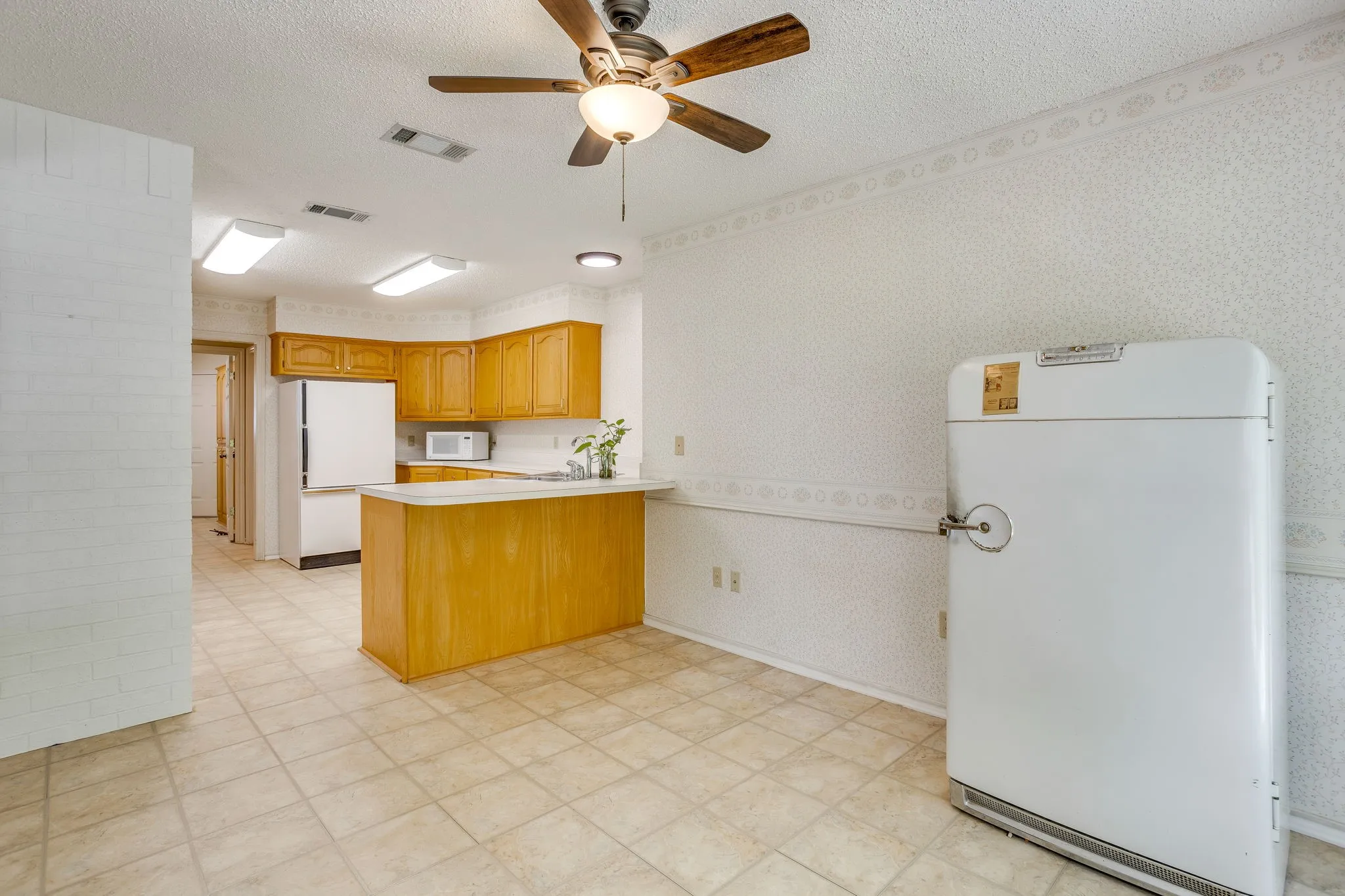 Single Family Residence For Sale in Hill County , 22011 Pebble Drive, Whitney, Texas 76692, 4 Bedroom, 3 Bathroom, 2 Garage spaces, 2,274 Sqft, built in 1996, mls#21330043, Real Estate Agent in Whitney, Homes For Sale in Hill county, Homes For Sale in Whitney, Realtor in Whitney Texas, Real Estate Brokerage Independent Realty Texas, Luminita Cordes Realtor
