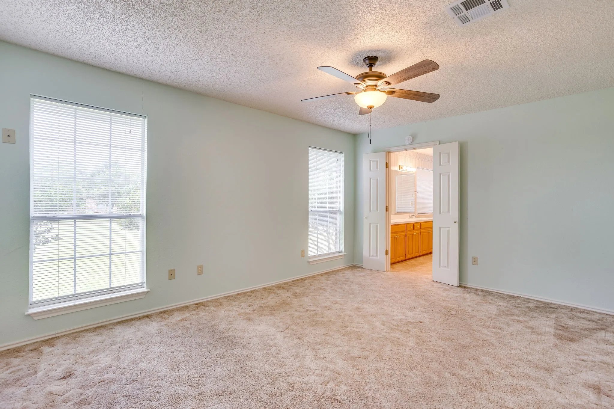 Single Family Residence For Sale in Hill County , 22011 Pebble Drive, Whitney, Texas 76692, 4 Bedroom, 3 Bathroom, 2 Garage spaces, 2,274 Sqft, built in 1996, mls#21330043, Real Estate Agent in Whitney, Homes For Sale in Hill county, Homes For Sale in Whitney, Realtor in Whitney Texas, Real Estate Brokerage Independent Realty Texas, Luminita Cordes Realtor