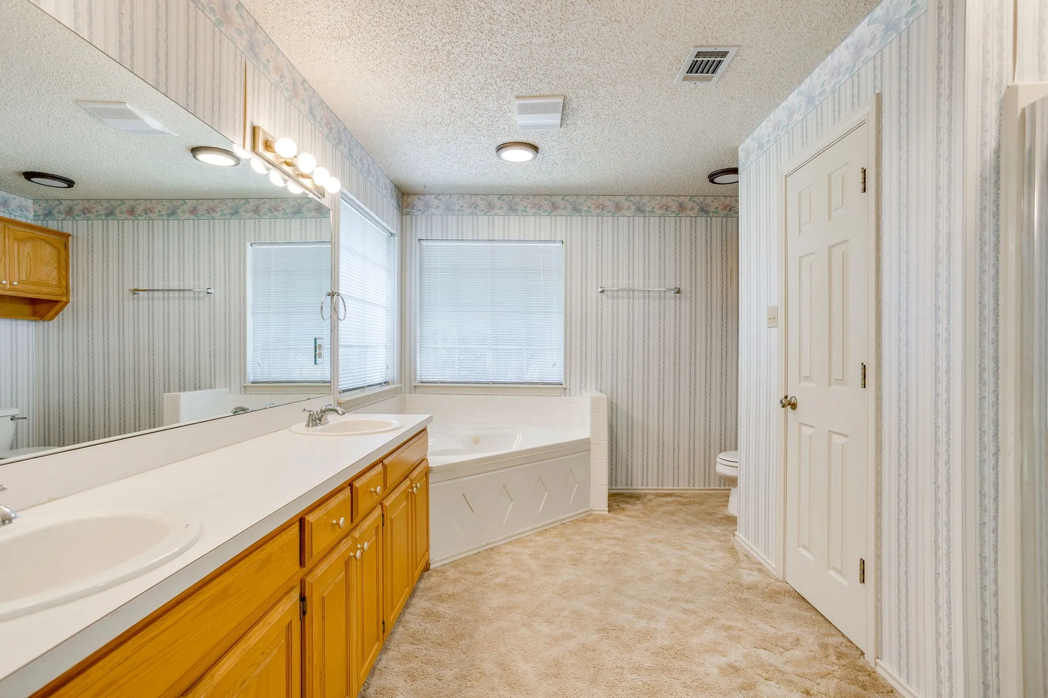 Single Family Residence For Sale in Hill County , 22011 Pebble Drive, Whitney, Texas 76692, 4 Bedroom, 3 Bathroom, 2 Garage spaces, 2,274 Sqft, built in 1996, mls#21330043, Real Estate Agent in Whitney, Homes For Sale in Hill county, Homes For Sale in Whitney, Realtor in Whitney Texas, Real Estate Brokerage Independent Realty Texas, Luminita Cordes Realtor