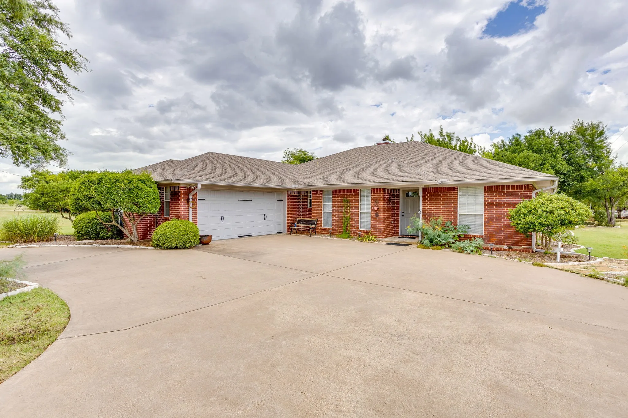 Single Family Residence For Sale in Hill County , 22011 Pebble Drive, Whitney, Texas 76692, 4 Bedroom, 3 Bathroom, 2 Garage spaces, 2,274 Sqft, built in 1996, mls#21330043, Real Estate Agent in Whitney, Homes For Sale in Hill county, Homes For Sale in Whitney, Realtor in Whitney Texas, Real Estate Brokerage Independent Realty Texas, Luminita Cordes Realtor