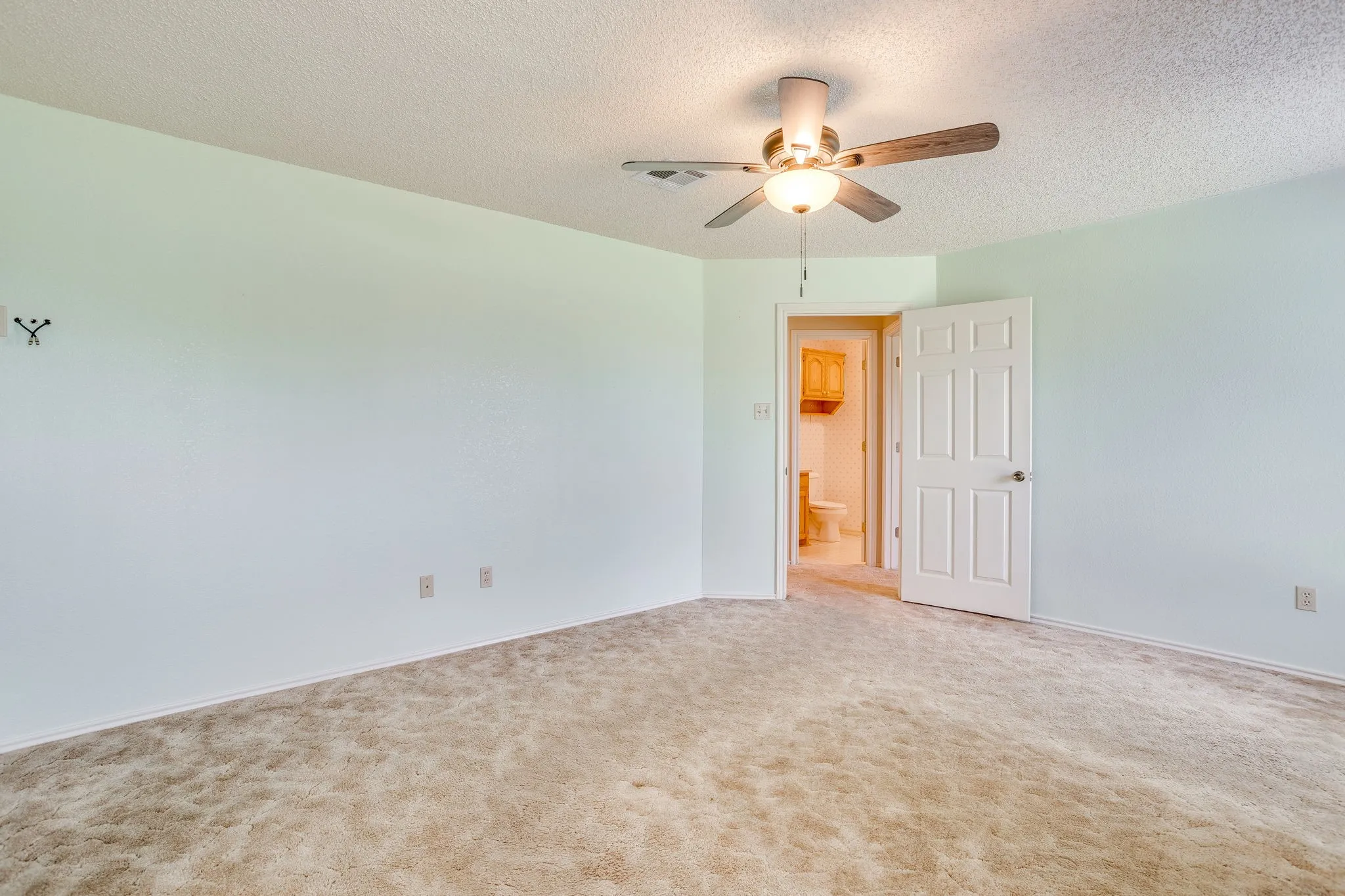Single Family Residence For Sale in Hill County , 22011 Pebble Drive, Whitney, Texas 76692, 4 Bedroom, 3 Bathroom, 2 Garage spaces, 2,274 Sqft, built in 1996, mls#21330043, Real Estate Agent in Whitney, Homes For Sale in Hill county, Homes For Sale in Whitney, Realtor in Whitney Texas, Real Estate Brokerage Independent Realty Texas, Luminita Cordes Realtor