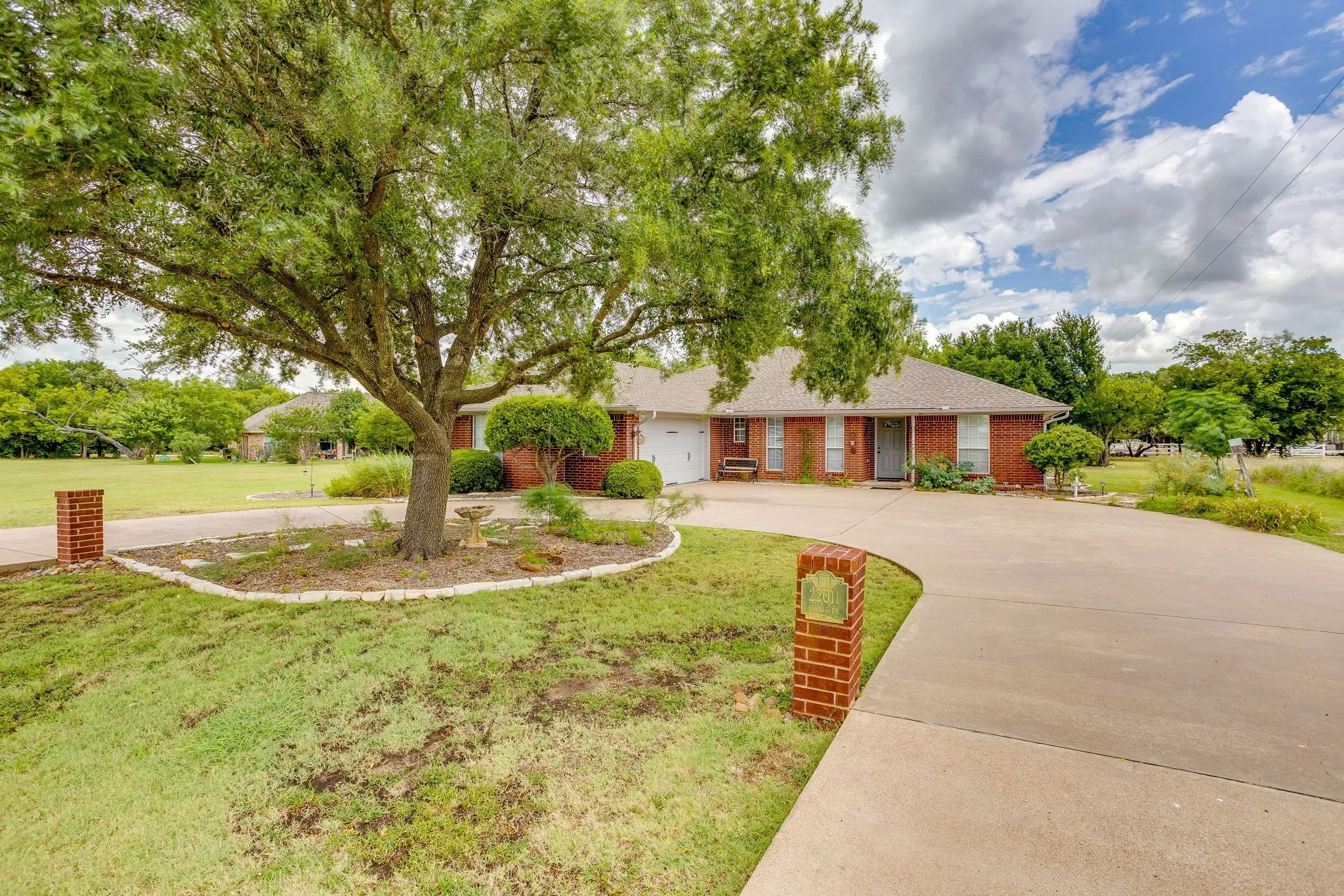 Single Family Residence For Sale in Hill County , 22011 Pebble Drive, Whitney, Texas 76692, 4 Bedroom, 3 Bathroom, 2 Garage spaces, 2,274 Sqft, built in 1996, mls#21330043, Real Estate Agent in Whitney, Homes For Sale in Hill county, Homes For Sale in Whitney, Realtor in Whitney Texas, Real Estate Brokerage Independent Realty Texas, Luminita Cordes Realtor