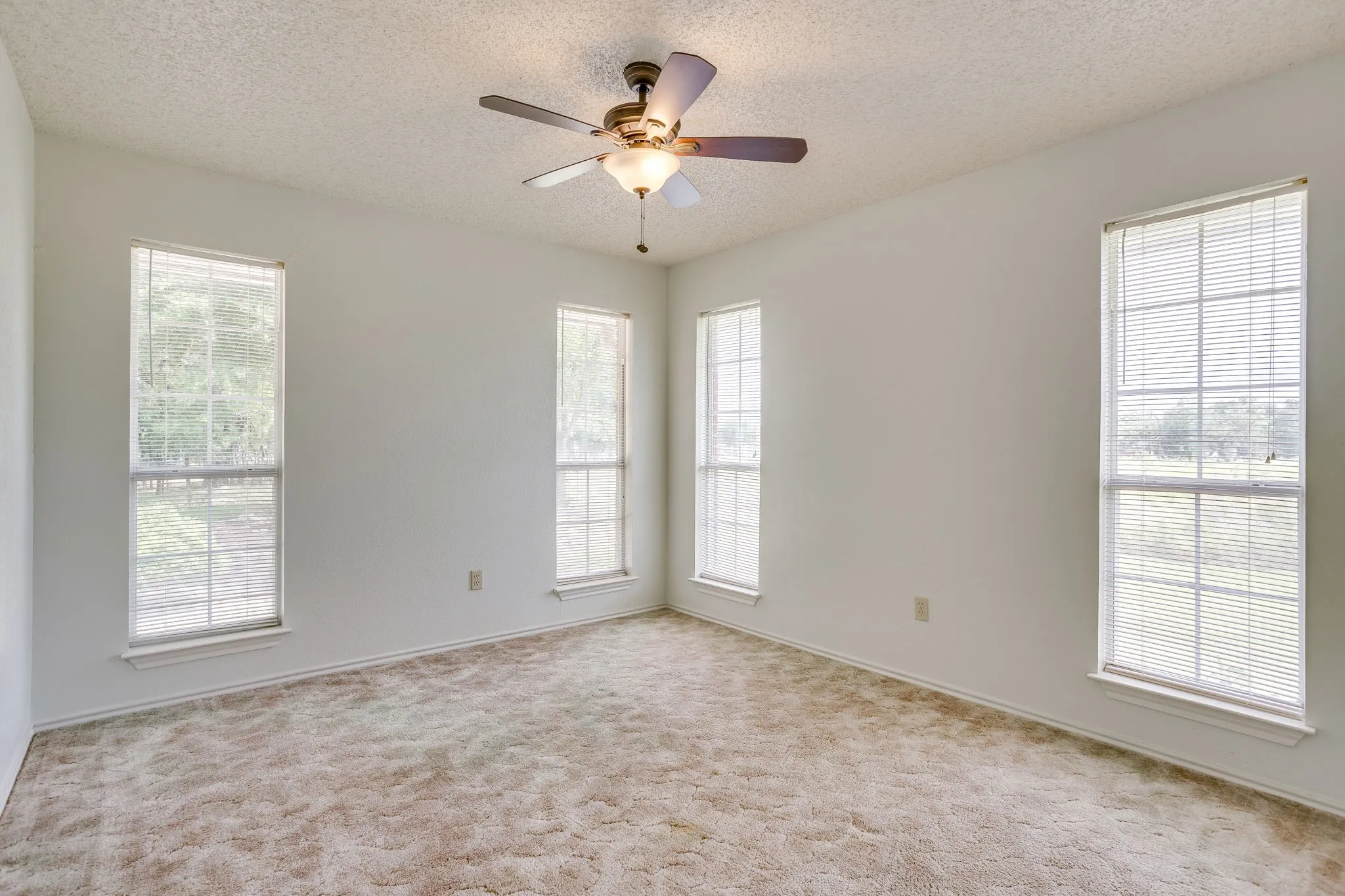Single Family Residence For Sale in Hill County , 22011 Pebble Drive, Whitney, Texas 76692, 4 Bedroom, 3 Bathroom, 2 Garage spaces, 2,274 Sqft, built in 1996, mls#21330043, Real Estate Agent in Whitney, Homes For Sale in Hill county, Homes For Sale in Whitney, Realtor in Whitney Texas, Real Estate Brokerage Independent Realty Texas, Luminita Cordes Realtor