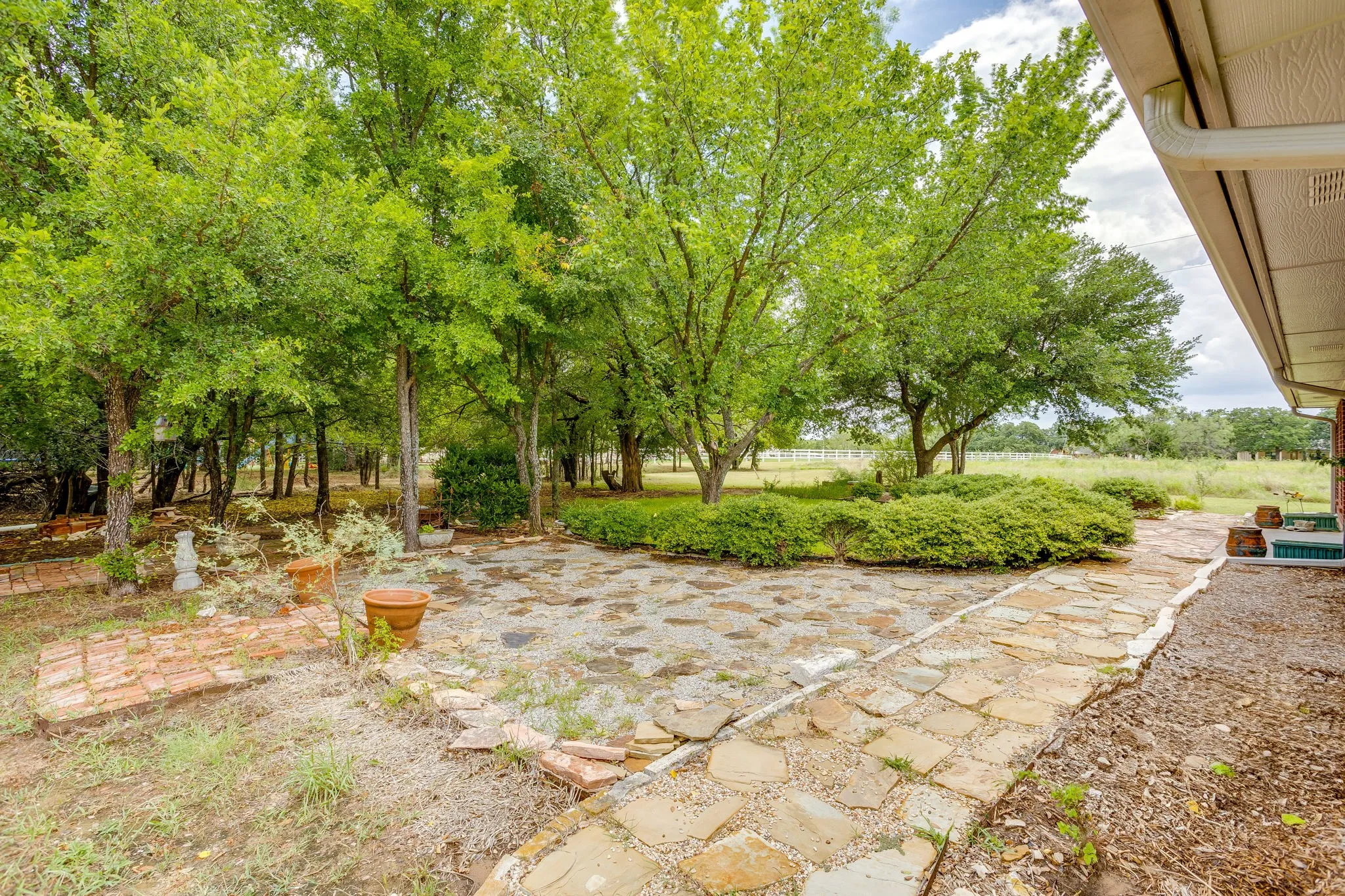 Single Family Residence For Sale in Hill County , 22011 Pebble Drive, Whitney, Texas 76692, 4 Bedroom, 3 Bathroom, 2 Garage spaces, 2,274 Sqft, built in 1996, mls#21330043, Real Estate Agent in Whitney, Homes For Sale in Hill county, Homes For Sale in Whitney, Realtor in Whitney Texas, Real Estate Brokerage Independent Realty Texas, Luminita Cordes Realtor