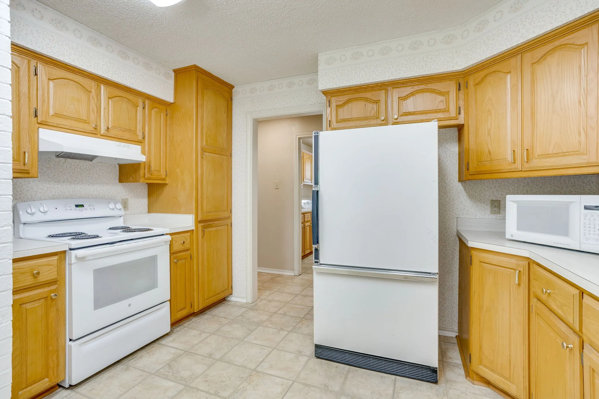Single Family Residence For Sale in Hill County , 22011 Pebble Drive, Whitney, Texas 76692, 4 Bedroom, 3 Bathroom, 2 Garage spaces, 2,274 Sqft, built in 1996, mls#21330043, Real Estate Agent in Whitney, Homes For Sale in Hill county, Homes For Sale in Whitney, Realtor in Whitney Texas, Real Estate Brokerage Independent Realty Texas, Luminita Cordes Realtor
