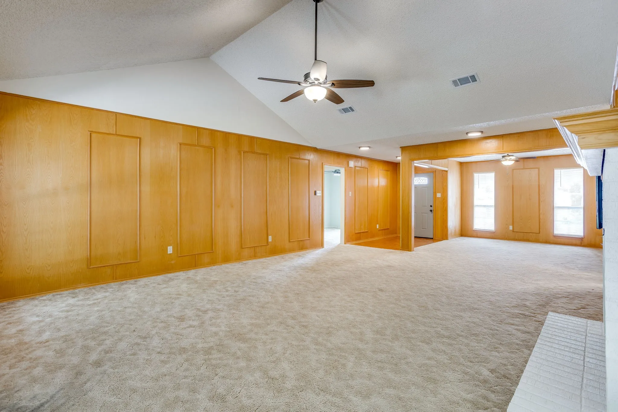 Single Family Residence For Sale in Hill County , 22011 Pebble Drive, Whitney, Texas 76692, 4 Bedroom, 3 Bathroom, 2 Garage spaces, 2,274 Sqft, built in 1996, mls#21330043, Real Estate Agent in Whitney, Homes For Sale in Hill county, Homes For Sale in Whitney, Realtor in Whitney Texas, Real Estate Brokerage Independent Realty Texas, Luminita Cordes Realtor