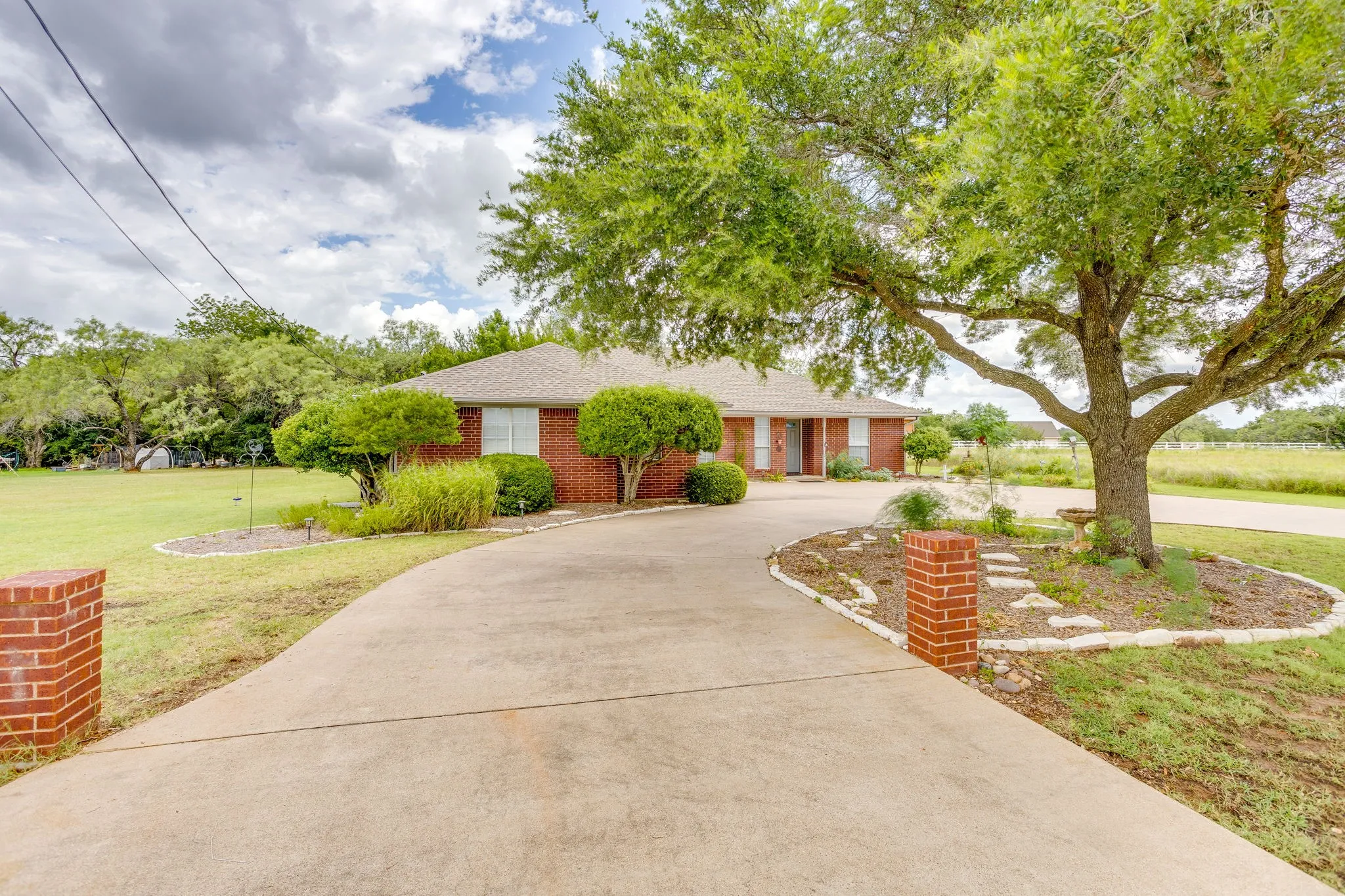 Single Family Residence For Sale in Hill County , 22011 Pebble Drive, Whitney, Texas 76692, 4 Bedroom, 3 Bathroom, 2 Garage spaces, 2,274 Sqft, built in 1996, mls#21330043, Real Estate Agent in Whitney, Homes For Sale in Hill county, Homes For Sale in Whitney, Realtor in Whitney Texas, Real Estate Brokerage Independent Realty Texas, Luminita Cordes Realtor