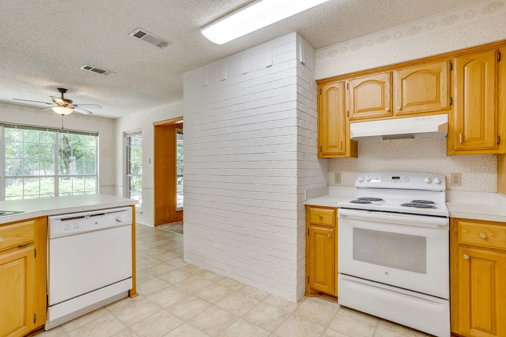 Single Family Residence For Sale in Hill County , 22011 Pebble Drive, Whitney, Texas 76692, 4 Bedroom, 3 Bathroom, 2 Garage spaces, 2,274 Sqft, built in 1996, mls#21330043, Real Estate Agent in Whitney, Homes For Sale in Hill county, Homes For Sale in Whitney, Realtor in Whitney Texas, Real Estate Brokerage Independent Realty Texas, Luminita Cordes Realtor