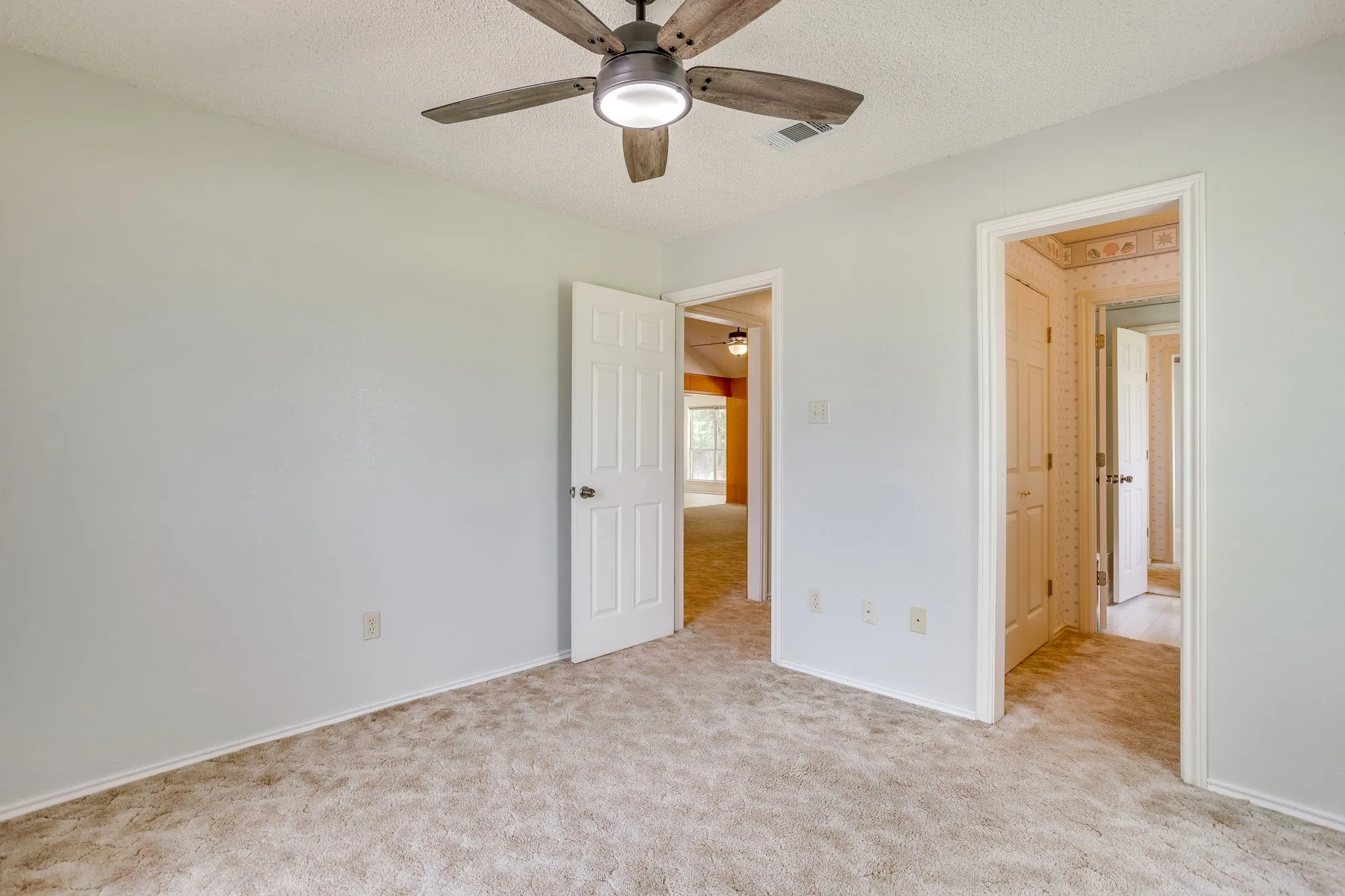 Single Family Residence For Sale in Hill County , 22011 Pebble Drive, Whitney, Texas 76692, 4 Bedroom, 3 Bathroom, 2 Garage spaces, 2,274 Sqft, built in 1996, mls#21330043, Real Estate Agent in Whitney, Homes For Sale in Hill county, Homes For Sale in Whitney, Realtor in Whitney Texas, Real Estate Brokerage Independent Realty Texas, Luminita Cordes Realtor