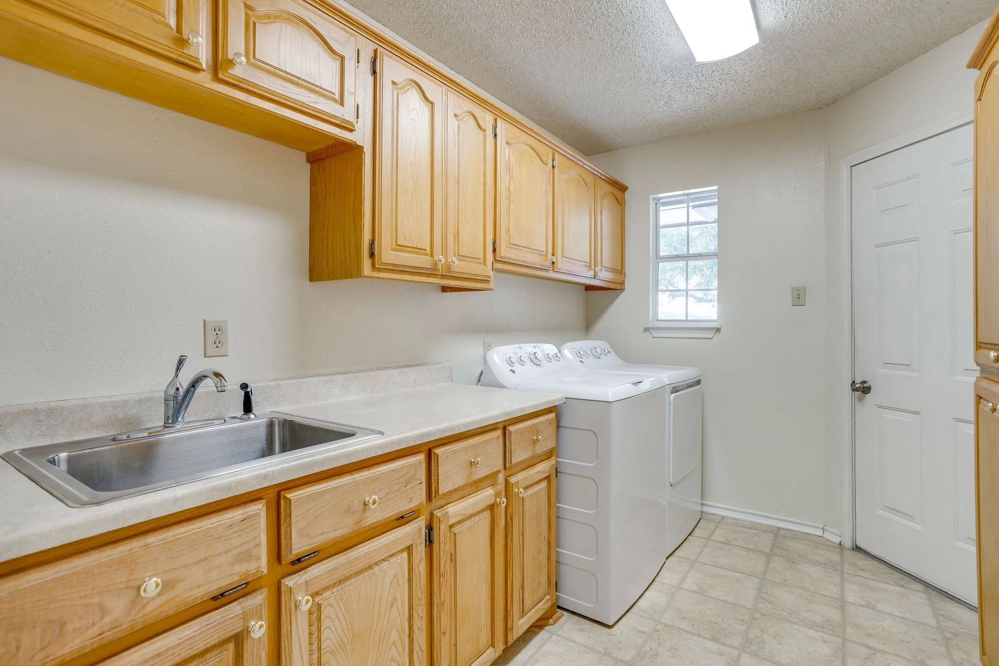 Single Family Residence For Sale in Hill County , 22011 Pebble Drive, Whitney, Texas 76692, 4 Bedroom, 3 Bathroom, 2 Garage spaces, 2,274 Sqft, built in 1996, mls#21330043, Real Estate Agent in Whitney, Homes For Sale in Hill county, Homes For Sale in Whitney, Realtor in Whitney Texas, Real Estate Brokerage Independent Realty Texas, Luminita Cordes Realtor