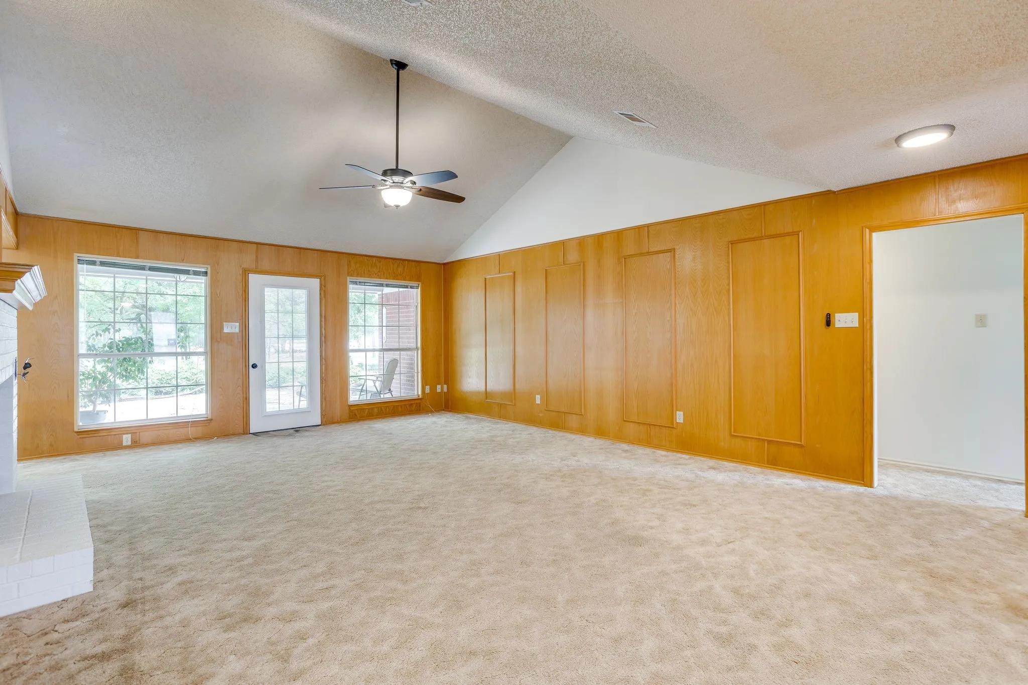 Single Family Residence For Sale in Hill County , 22011 Pebble Drive, Whitney, Texas 76692, 4 Bedroom, 3 Bathroom, 2 Garage spaces, 2,274 Sqft, built in 1996, mls#21330043, Real Estate Agent in Whitney, Homes For Sale in Hill county, Homes For Sale in Whitney, Realtor in Whitney Texas, Real Estate Brokerage Independent Realty Texas, Luminita Cordes Realtor