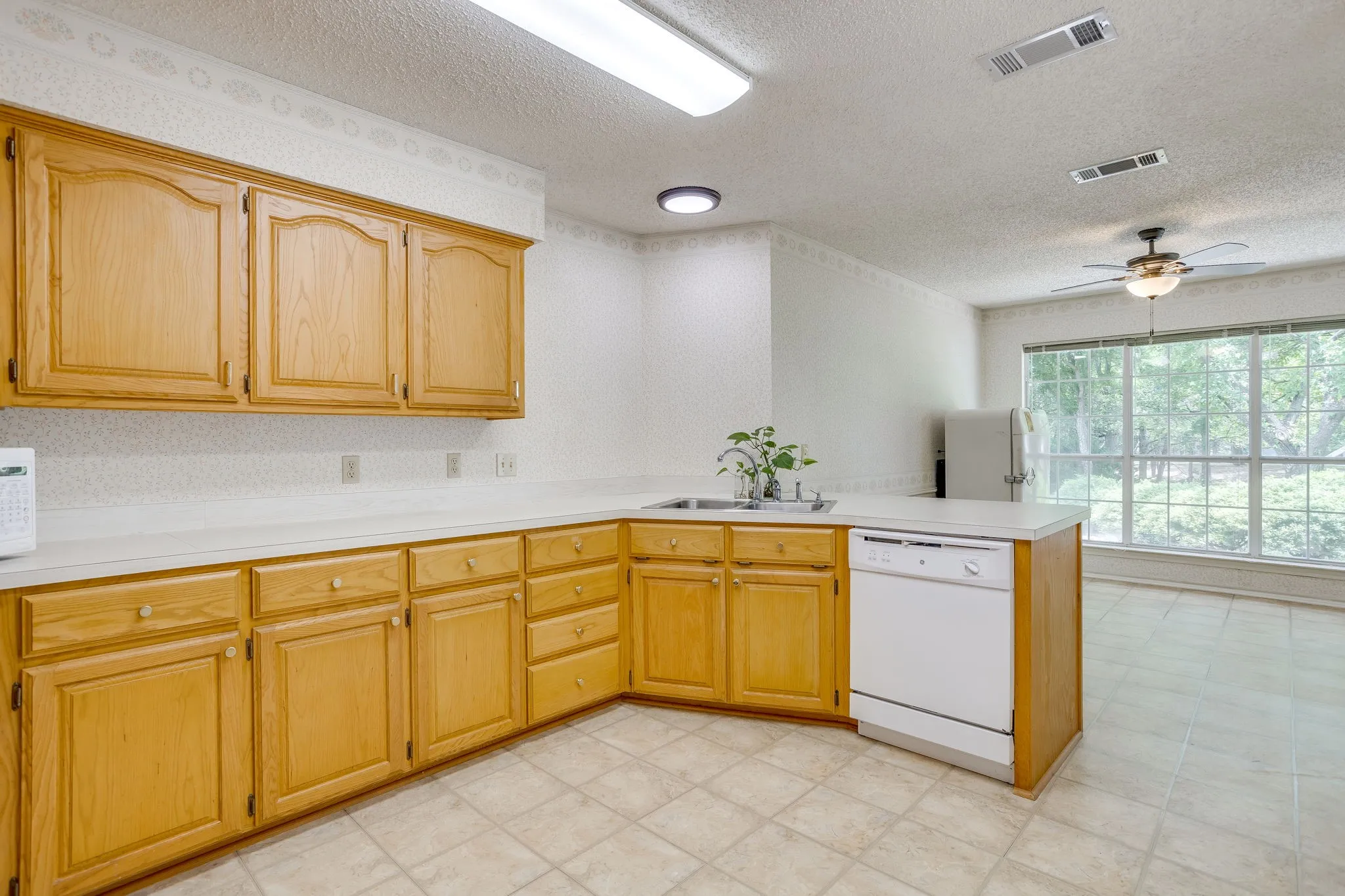 Single Family Residence For Sale in Hill County , 22011 Pebble Drive, Whitney, Texas 76692, 4 Bedroom, 3 Bathroom, 2 Garage spaces, 2,274 Sqft, built in 1996, mls#21330043, Real Estate Agent in Whitney, Homes For Sale in Hill county, Homes For Sale in Whitney, Realtor in Whitney Texas, Real Estate Brokerage Independent Realty Texas, Luminita Cordes Realtor