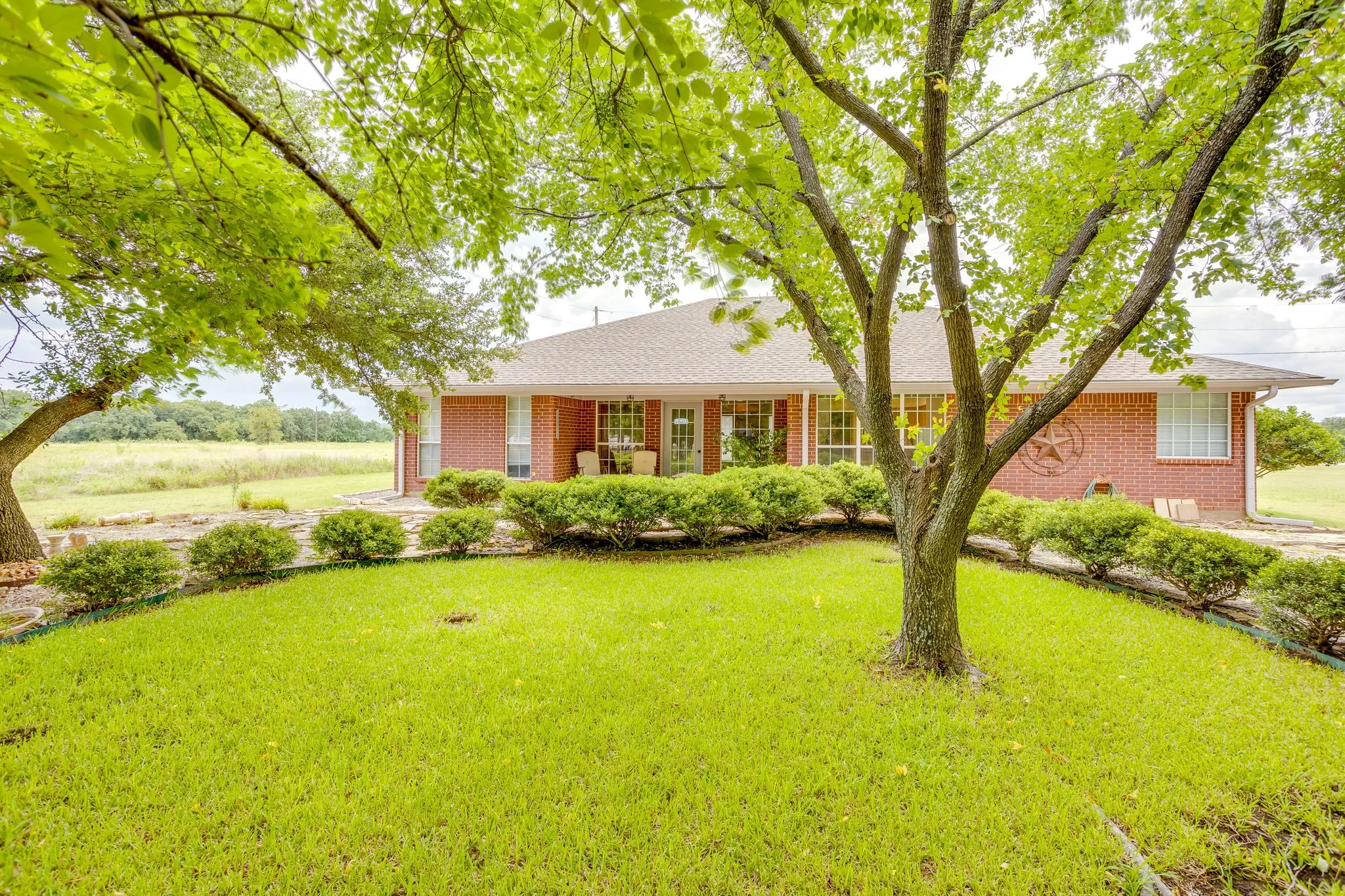 Single Family Residence For Sale in Hill County , 22011 Pebble Drive, Whitney, Texas 76692, 4 Bedroom, 3 Bathroom, 2 Garage spaces, 2,274 Sqft, built in 1996, mls#21330043, Real Estate Agent in Whitney, Homes For Sale in Hill county, Homes For Sale in Whitney, Realtor in Whitney Texas, Real Estate Brokerage Independent Realty Texas, Luminita Cordes Realtor