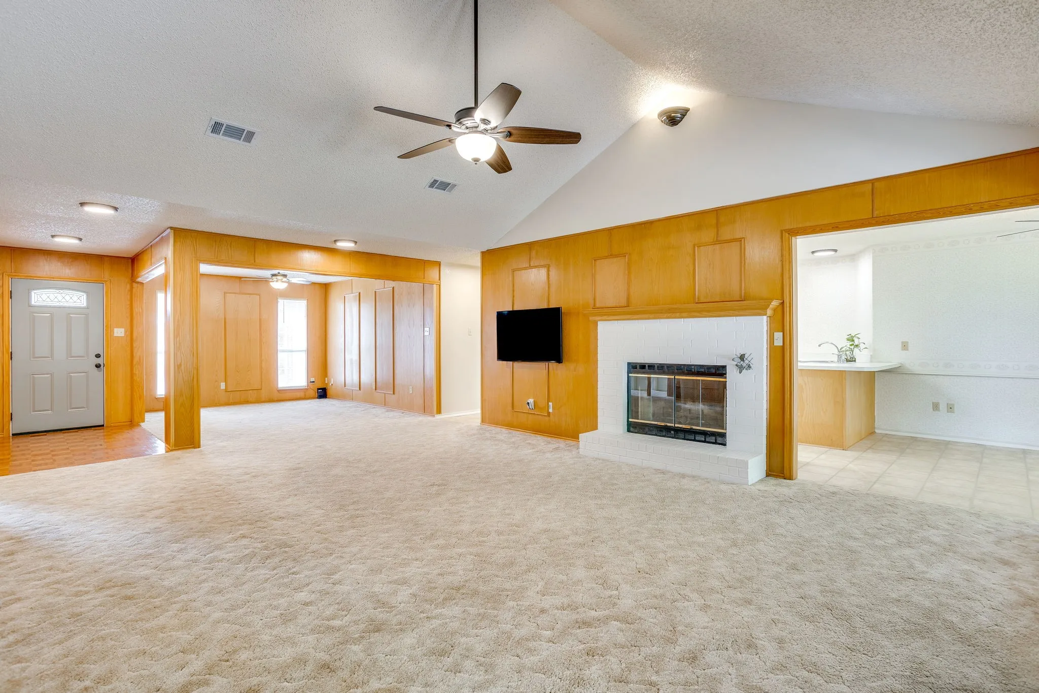 Single Family Residence For Sale in Hill County , 22011 Pebble Drive, Whitney, Texas 76692, 4 Bedroom, 3 Bathroom, 2 Garage spaces, 2,274 Sqft, built in 1996, mls#21330043, Real Estate Agent in Whitney, Homes For Sale in Hill county, Homes For Sale in Whitney, Realtor in Whitney Texas, Real Estate Brokerage Independent Realty Texas, Luminita Cordes Realtor