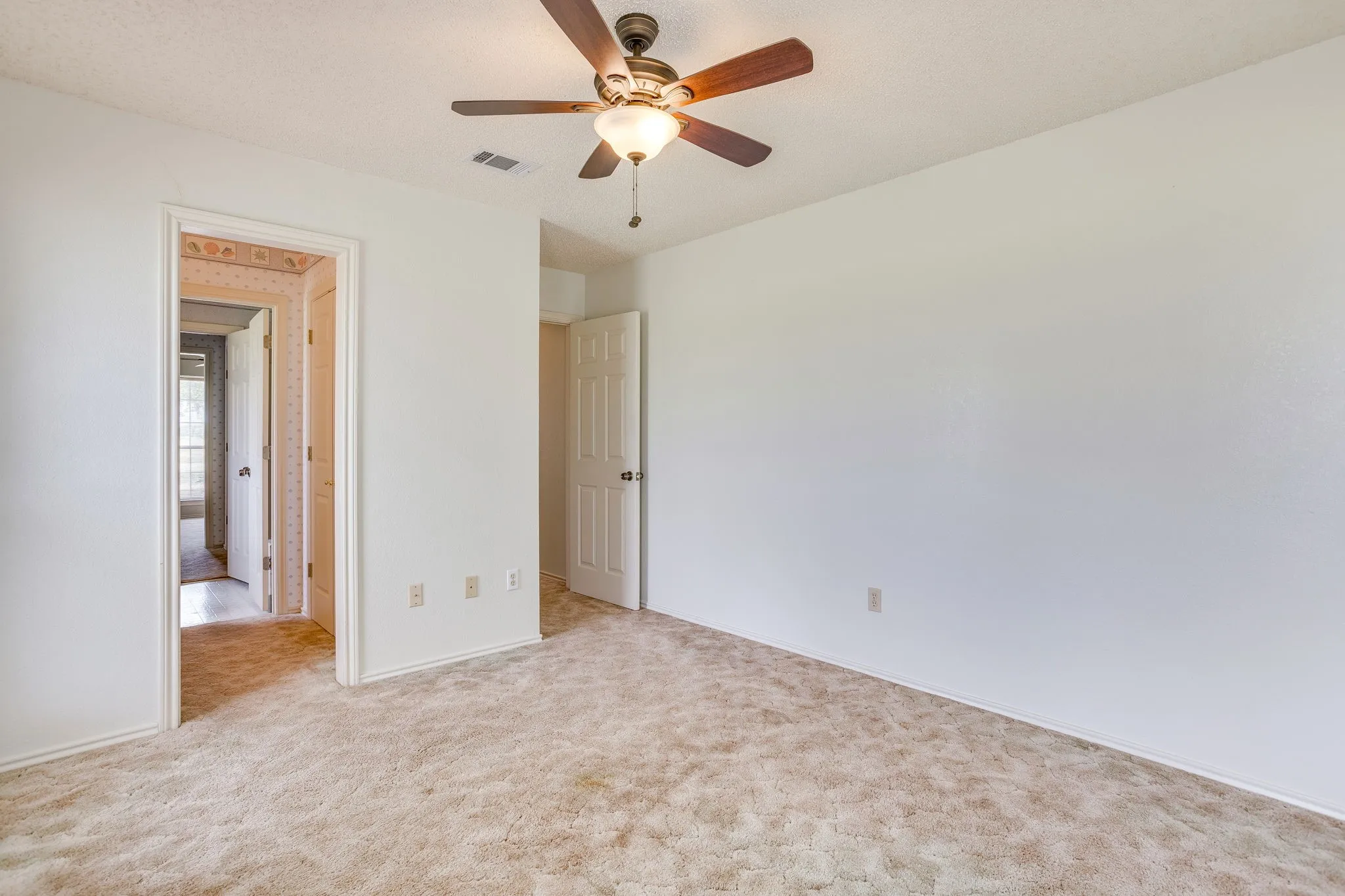 Single Family Residence For Sale in Hill County , 22011 Pebble Drive, Whitney, Texas 76692, 4 Bedroom, 3 Bathroom, 2 Garage spaces, 2,274 Sqft, built in 1996, mls#21330043, Real Estate Agent in Whitney, Homes For Sale in Hill county, Homes For Sale in Whitney, Realtor in Whitney Texas, Real Estate Brokerage Independent Realty Texas, Luminita Cordes Realtor