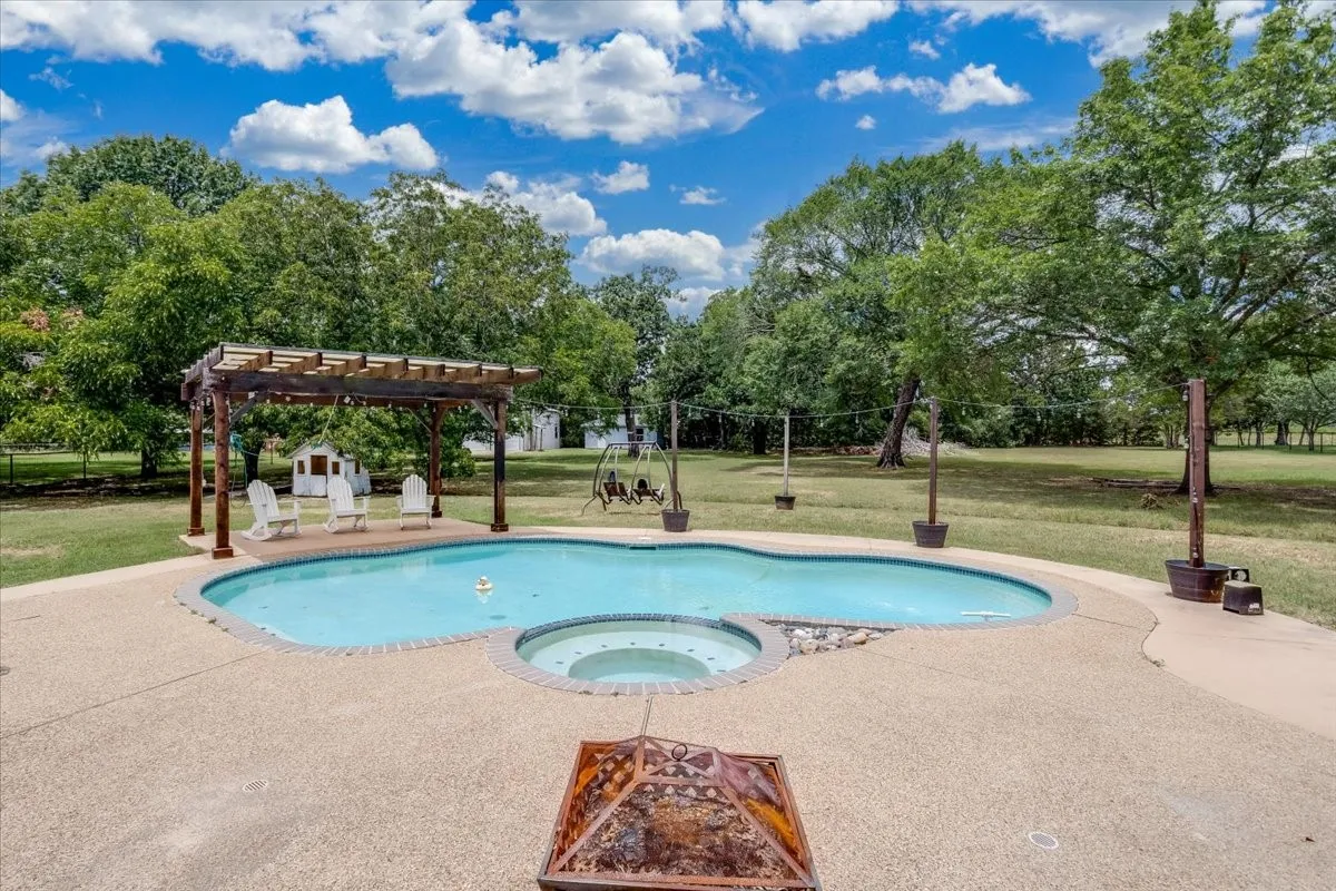 Single Family Residence For Sale in Kaufman County , 190 Robinson Road, Combine, Texas 75159, 4 Bedroom, 3 Bathroom, 4 Garage spaces, 2,306 Sqft, built in 1984, mls#21324783, Real Estate Agent in Combine, Homes For Sale in Kaufman county, Homes For Sale in Combine, Realtor in Combine Texas, Real Estate Brokerage Independent Realty Texas, Luminita Cordes Realtor