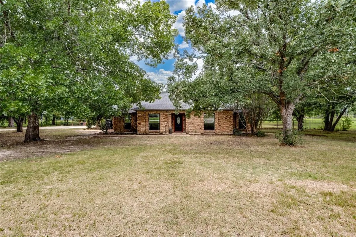 Single Family Residence For Sale in Kaufman County , 190 Robinson Road, Combine, Texas 75159, 4 Bedroom, 3 Bathroom, 4 Garage spaces, 2,306 Sqft, built in 1984, mls#21324783, Real Estate Agent in Combine, Homes For Sale in Kaufman county, Homes For Sale in Combine, Realtor in Combine Texas, Real Estate Brokerage Independent Realty Texas, Luminita Cordes Realtor