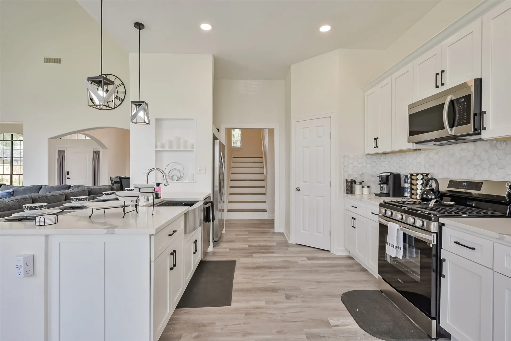 Single Family Residence For Rent in Tarrant County , 2735 Water Oak Drive, Grand Prairie, Texas 75052, 5 Bedroom, 4 Bathroom, 2 Garage spaces, 3,546 Sqft, built in 2000, mls#21332487, Real Estate Agent in Grand Prairie, Homes For Rent in Tarrant county, Homes For Rent in Grand Prairie, Realtor in Grand Prairie Texas, Real Estate Brokerage Independent Realty Texas, Luminita Cordes Realtor