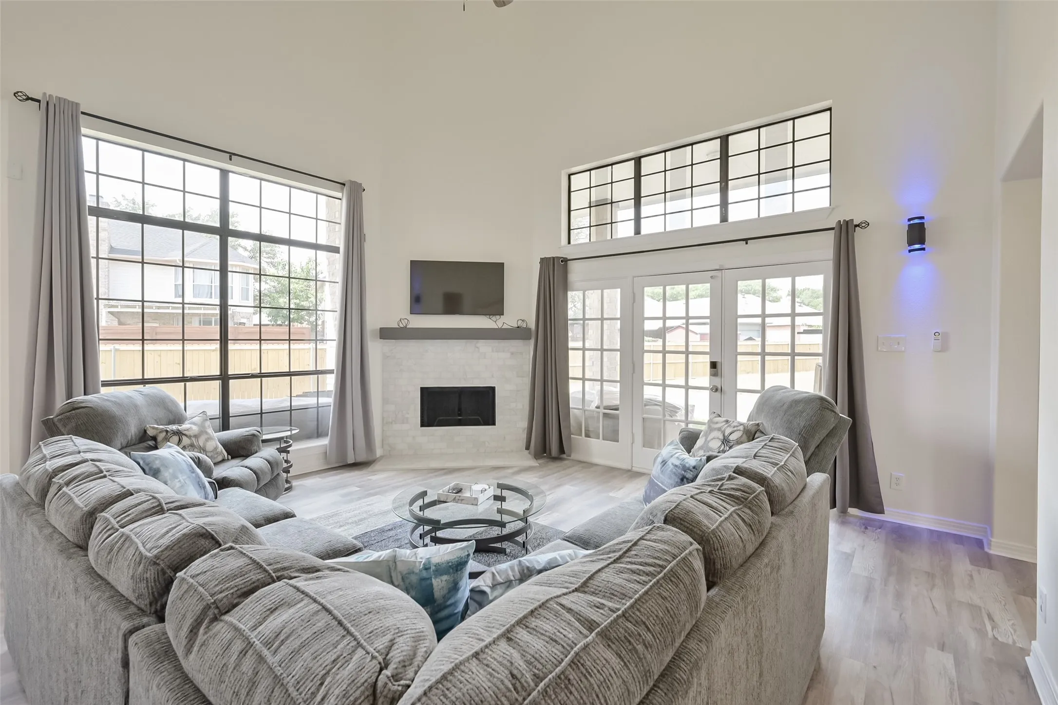 Single Family Residence For Rent in Tarrant County , 2735 Water Oak Drive, Grand Prairie, Texas 75052, 5 Bedroom, 4 Bathroom, 2 Garage spaces, 3,546 Sqft, built in 2000, mls#21332487, Real Estate Agent in Grand Prairie, Homes For Rent in Tarrant county, Homes For Rent in Grand Prairie, Realtor in Grand Prairie Texas, Real Estate Brokerage Independent Realty Texas, Luminita Cordes Realtor