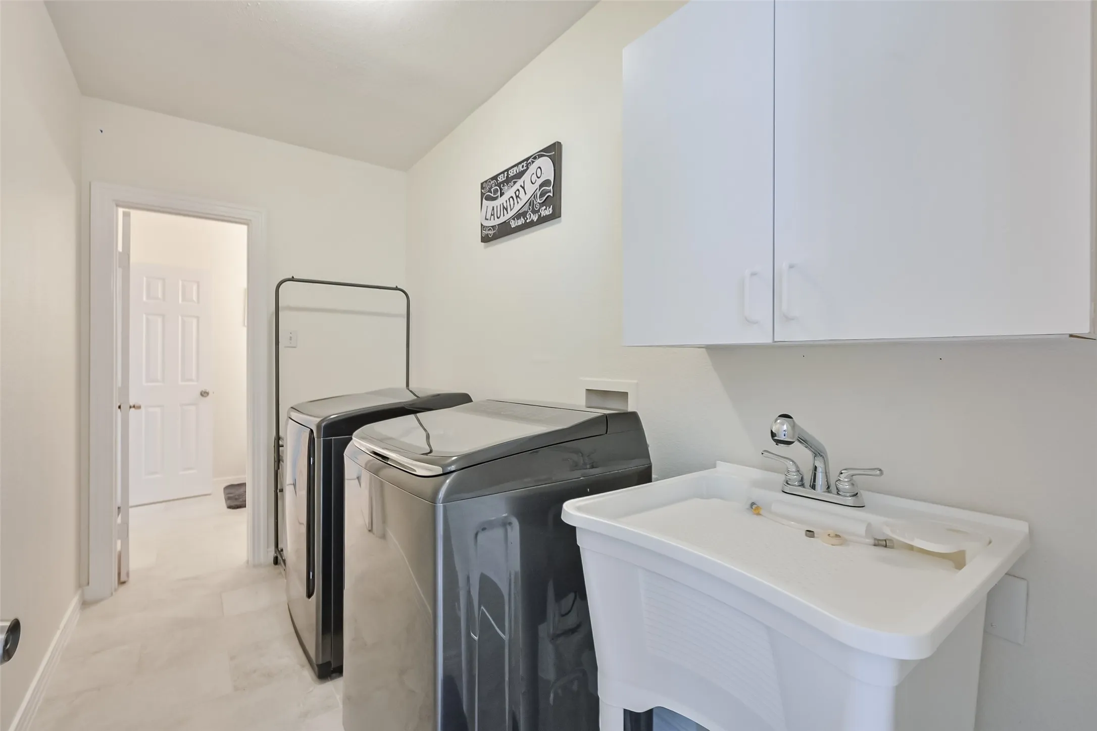 Single Family Residence For Rent in Tarrant County , 2735 Water Oak Drive, Grand Prairie, Texas 75052, 5 Bedroom, 4 Bathroom, 2 Garage spaces, 3,546 Sqft, built in 2000, mls#21332487, Real Estate Agent in Grand Prairie, Homes For Rent in Tarrant county, Homes For Rent in Grand Prairie, Realtor in Grand Prairie Texas, Real Estate Brokerage Independent Realty Texas, Luminita Cordes Realtor