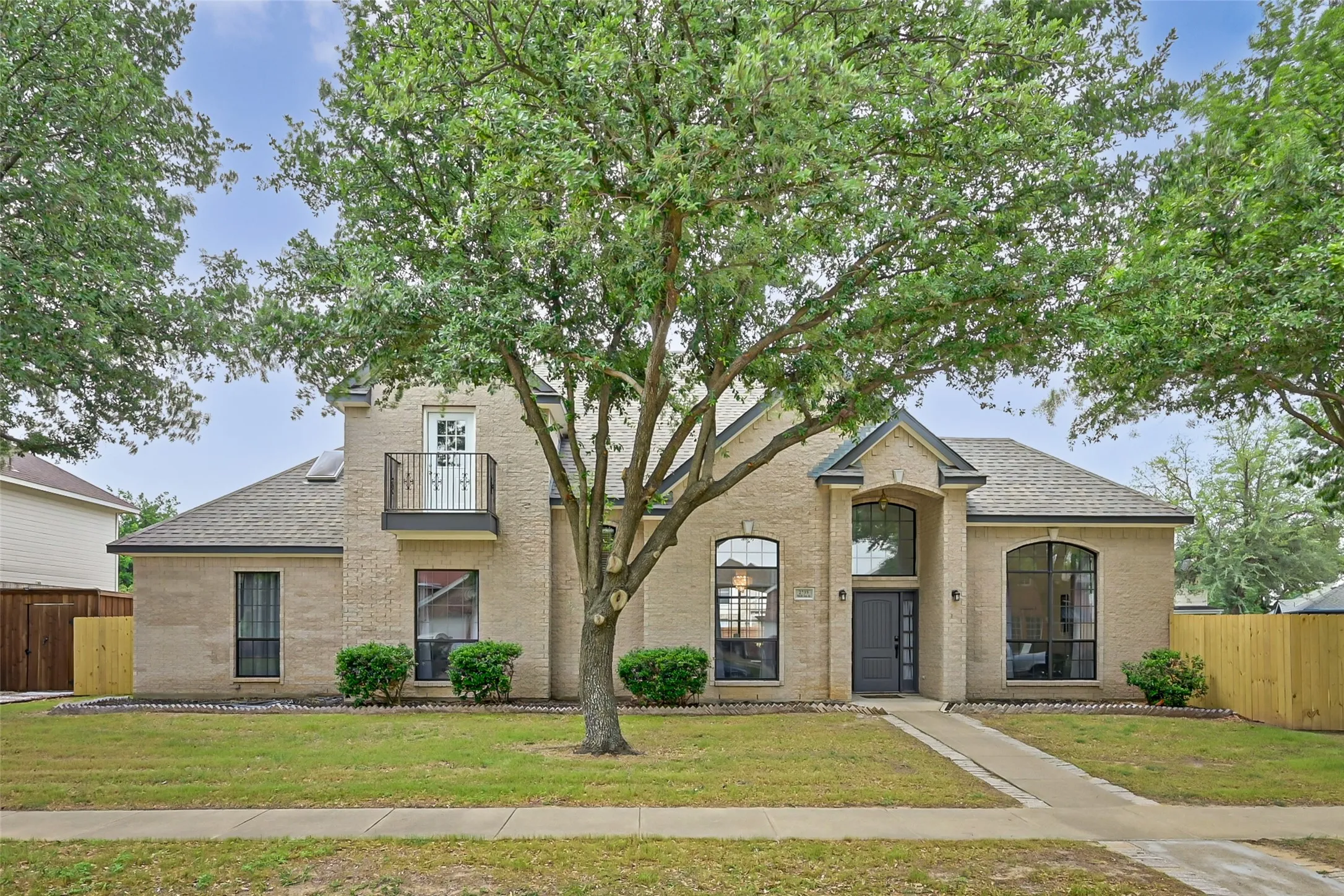 Single Family Residence For Rent in Tarrant County , 2735 Water Oak Drive, Grand Prairie, Texas 75052, 5 Bedroom, 4 Bathroom, 2 Garage spaces, 3,546 Sqft, built in 2000, mls#21332487, Real Estate Agent in Grand Prairie, Homes For Rent in Tarrant county, Homes For Rent in Grand Prairie, Realtor in Grand Prairie Texas, Real Estate Brokerage Independent Realty Texas, Luminita Cordes Realtor