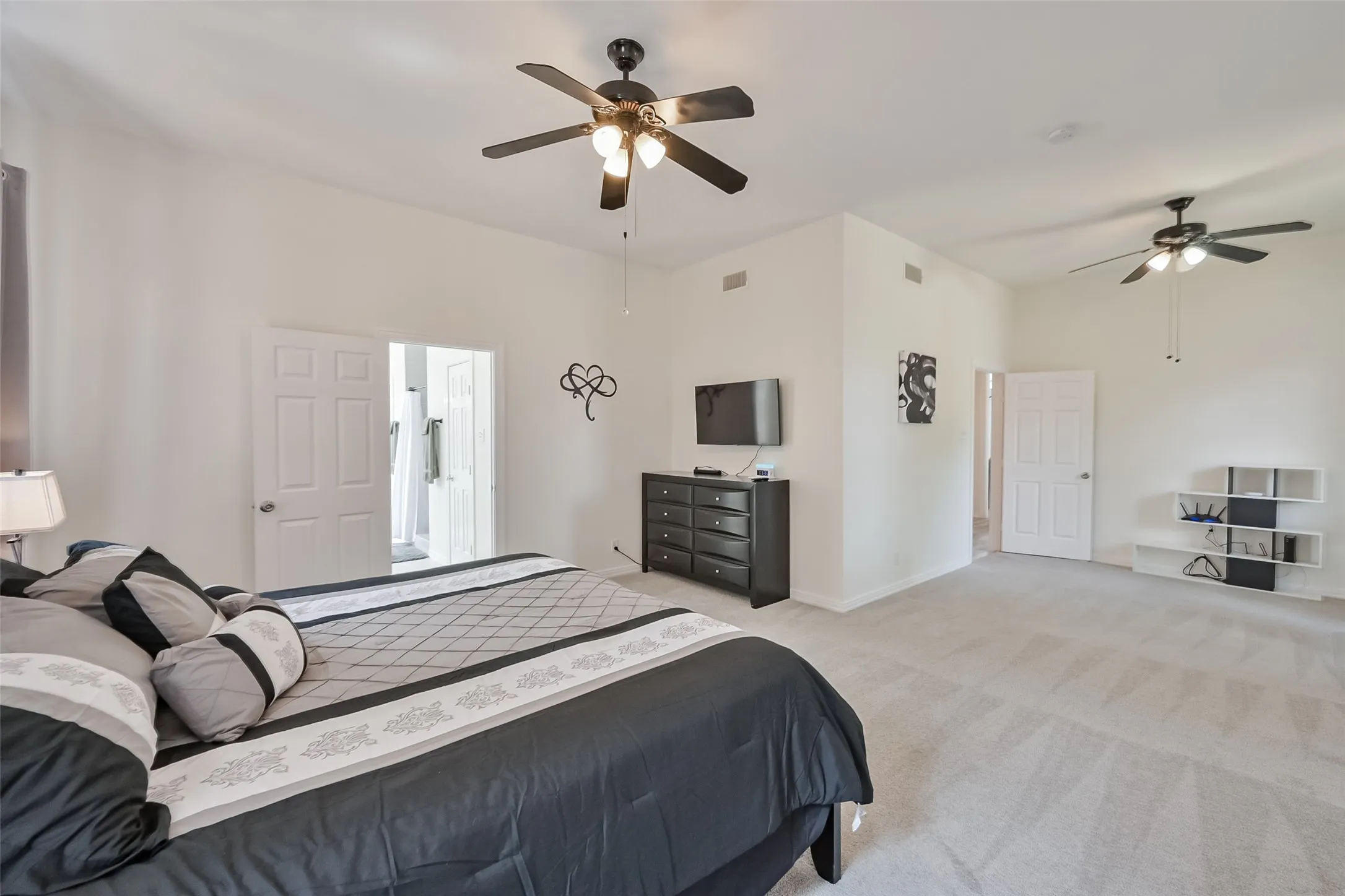 Single Family Residence For Rent in Tarrant County , 2735 Water Oak Drive, Grand Prairie, Texas 75052, 5 Bedroom, 4 Bathroom, 2 Garage spaces, 3,546 Sqft, built in 2000, mls#21332487, Real Estate Agent in Grand Prairie, Homes For Rent in Tarrant county, Homes For Rent in Grand Prairie, Realtor in Grand Prairie Texas, Real Estate Brokerage Independent Realty Texas, Luminita Cordes Realtor