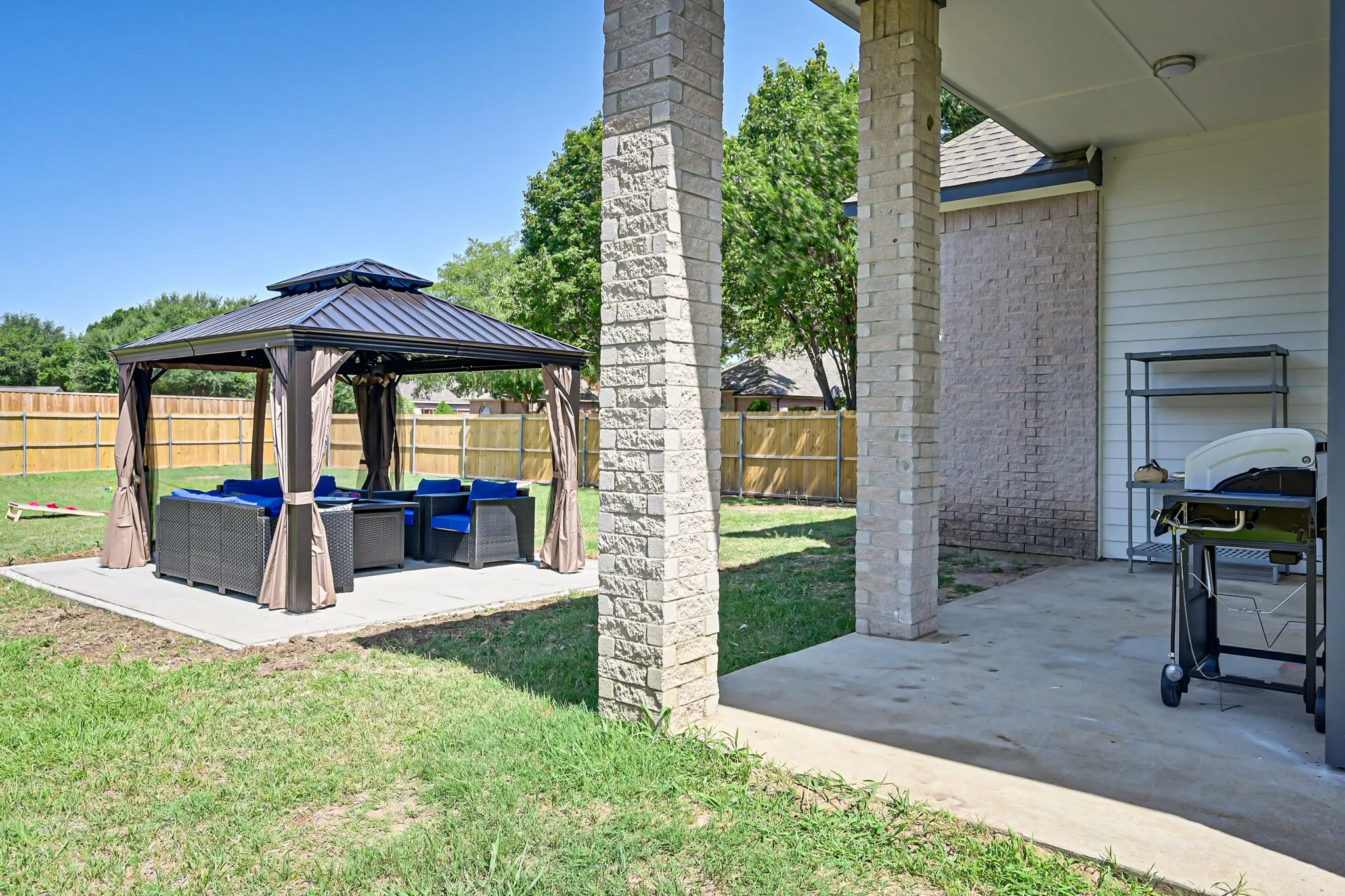 Single Family Residence For Rent in Tarrant County , 2735 Water Oak Drive, Grand Prairie, Texas 75052, 5 Bedroom, 4 Bathroom, 2 Garage spaces, 3,546 Sqft, built in 2000, mls#21332487, Real Estate Agent in Grand Prairie, Homes For Rent in Tarrant county, Homes For Rent in Grand Prairie, Realtor in Grand Prairie Texas, Real Estate Brokerage Independent Realty Texas, Luminita Cordes Realtor