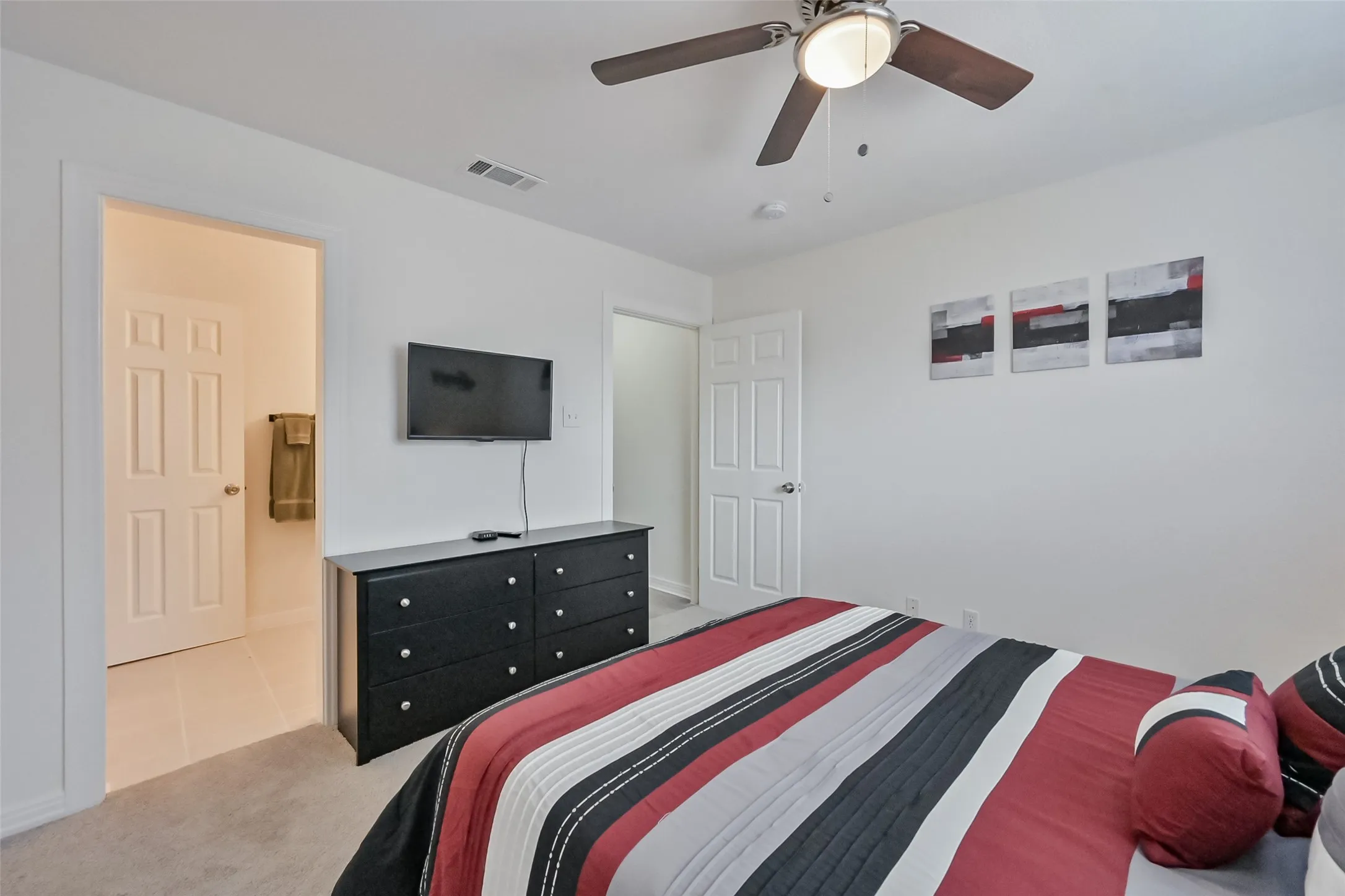 Single Family Residence For Rent in Tarrant County , 2735 Water Oak Drive, Grand Prairie, Texas 75052, 5 Bedroom, 4 Bathroom, 2 Garage spaces, 3,546 Sqft, built in 2000, mls#21332487, Real Estate Agent in Grand Prairie, Homes For Rent in Tarrant county, Homes For Rent in Grand Prairie, Realtor in Grand Prairie Texas, Real Estate Brokerage Independent Realty Texas, Luminita Cordes Realtor