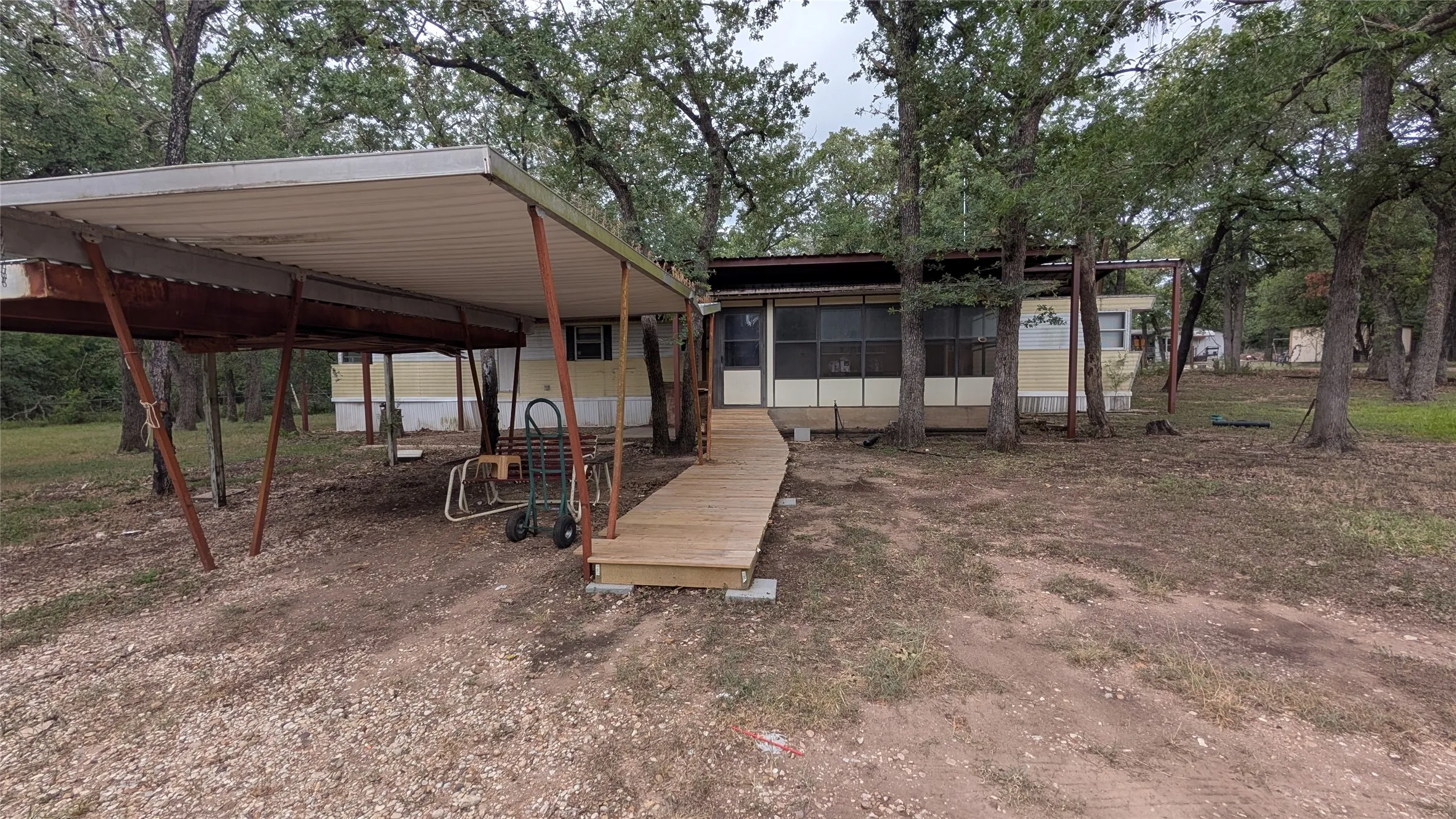 Mobile Home For Sale in Mc Lennan County , 325 Oakgrove Circle, Elm Mott, Texas 76640, 3 Bedroom, 2 Bathroom, Garage spaces, 1,050 Sqft, built in 1979, mls#21331186, Real Estate Agent in Elm Mott, Homes For Sale in Mc Lennan county, Homes For Sale in Elm Mott, Realtor in Elm Mott Texas, Real Estate Brokerage Independent Realty Texas, Luminita Cordes Realtor