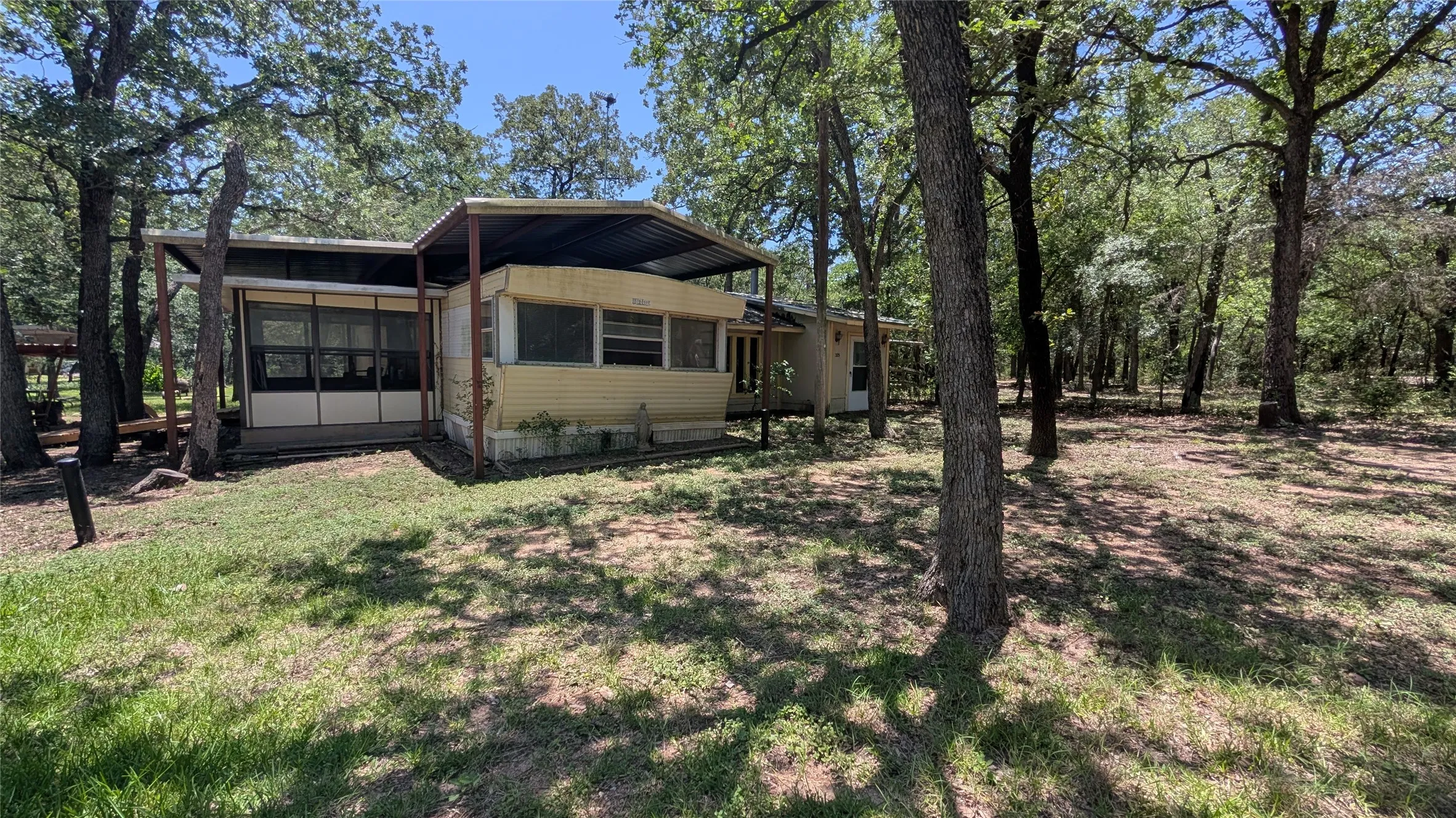Mobile Home For Sale in Mc Lennan County , 325 Oakgrove Circle, Elm Mott, Texas 76640, 3 Bedroom, 2 Bathroom, Garage spaces, 1,050 Sqft, built in 1979, mls#21331186, Real Estate Agent in Elm Mott, Homes For Sale in Mc Lennan county, Homes For Sale in Elm Mott, Realtor in Elm Mott Texas, Real Estate Brokerage Independent Realty Texas, Luminita Cordes Realtor