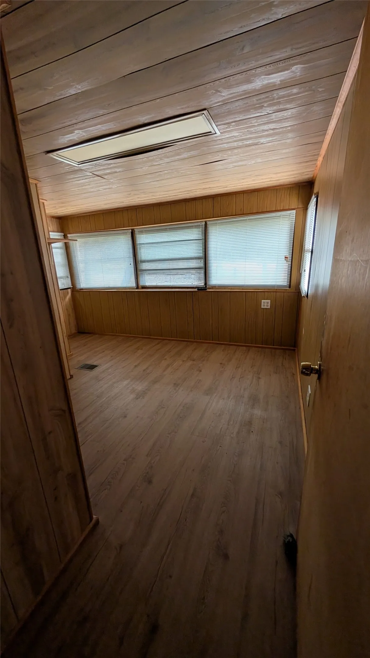 Mobile Home For Sale in Mc Lennan County , 325 Oakgrove Circle, Elm Mott, Texas 76640, 3 Bedroom, 2 Bathroom, Garage spaces, 1,050 Sqft, built in 1979, mls#21331186, Real Estate Agent in Elm Mott, Homes For Sale in Mc Lennan county, Homes For Sale in Elm Mott, Realtor in Elm Mott Texas, Real Estate Brokerage Independent Realty Texas, Luminita Cordes Realtor
