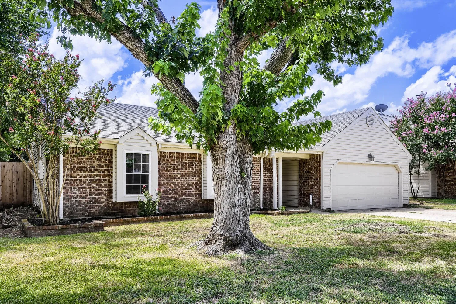 Single Family Residence For Sale in Tarrant County , 314 Sandlewood Lane, Euless, Texas 76039, 3 Bedroom, 2 Bathroom, 2 Garage spaces, 1,688 Sqft, built in 1984, mls#21330432, Real Estate Agent in Euless, Homes For Sale in Tarrant county, Homes For Sale in Euless, Realtor in Euless Texas, Real Estate Brokerage Independent Realty Texas, Luminita Cordes Realtor