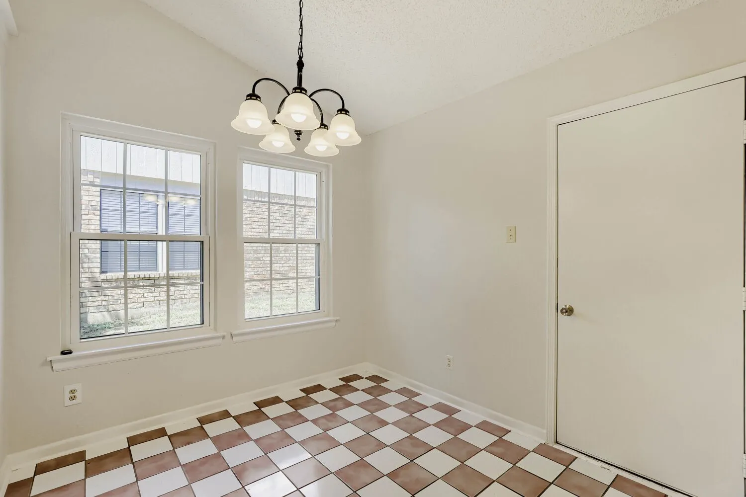 Single Family Residence For Sale in Tarrant County , 314 Sandlewood Lane, Euless, Texas 76039, 3 Bedroom, 2 Bathroom, 2 Garage spaces, 1,688 Sqft, built in 1984, mls#21330432, Real Estate Agent in Euless, Homes For Sale in Tarrant county, Homes For Sale in Euless, Realtor in Euless Texas, Real Estate Brokerage Independent Realty Texas, Luminita Cordes Realtor