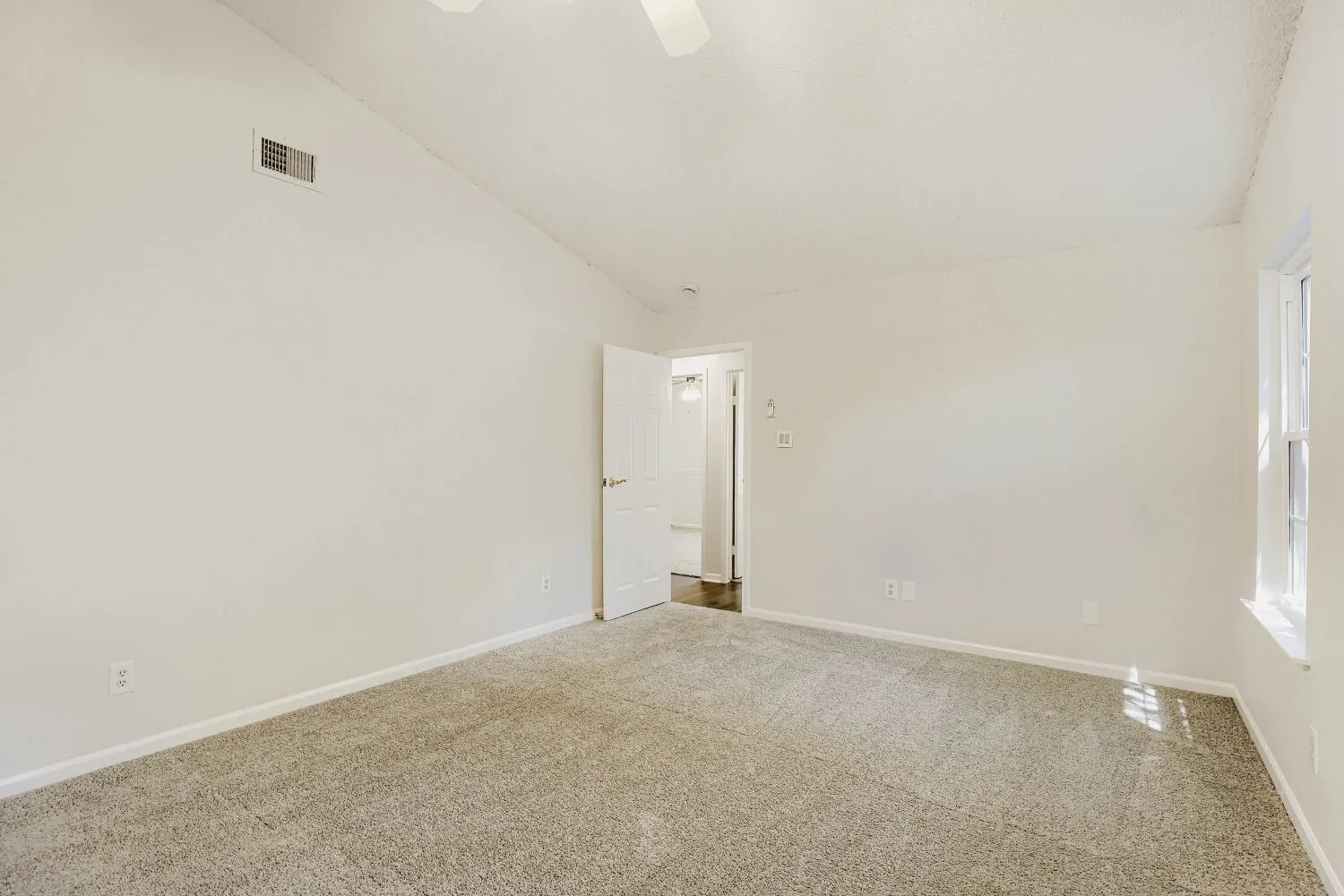 Single Family Residence For Sale in Tarrant County , 314 Sandlewood Lane, Euless, Texas 76039, 3 Bedroom, 2 Bathroom, 2 Garage spaces, 1,688 Sqft, built in 1984, mls#21330432, Real Estate Agent in Euless, Homes For Sale in Tarrant county, Homes For Sale in Euless, Realtor in Euless Texas, Real Estate Brokerage Independent Realty Texas, Luminita Cordes Realtor