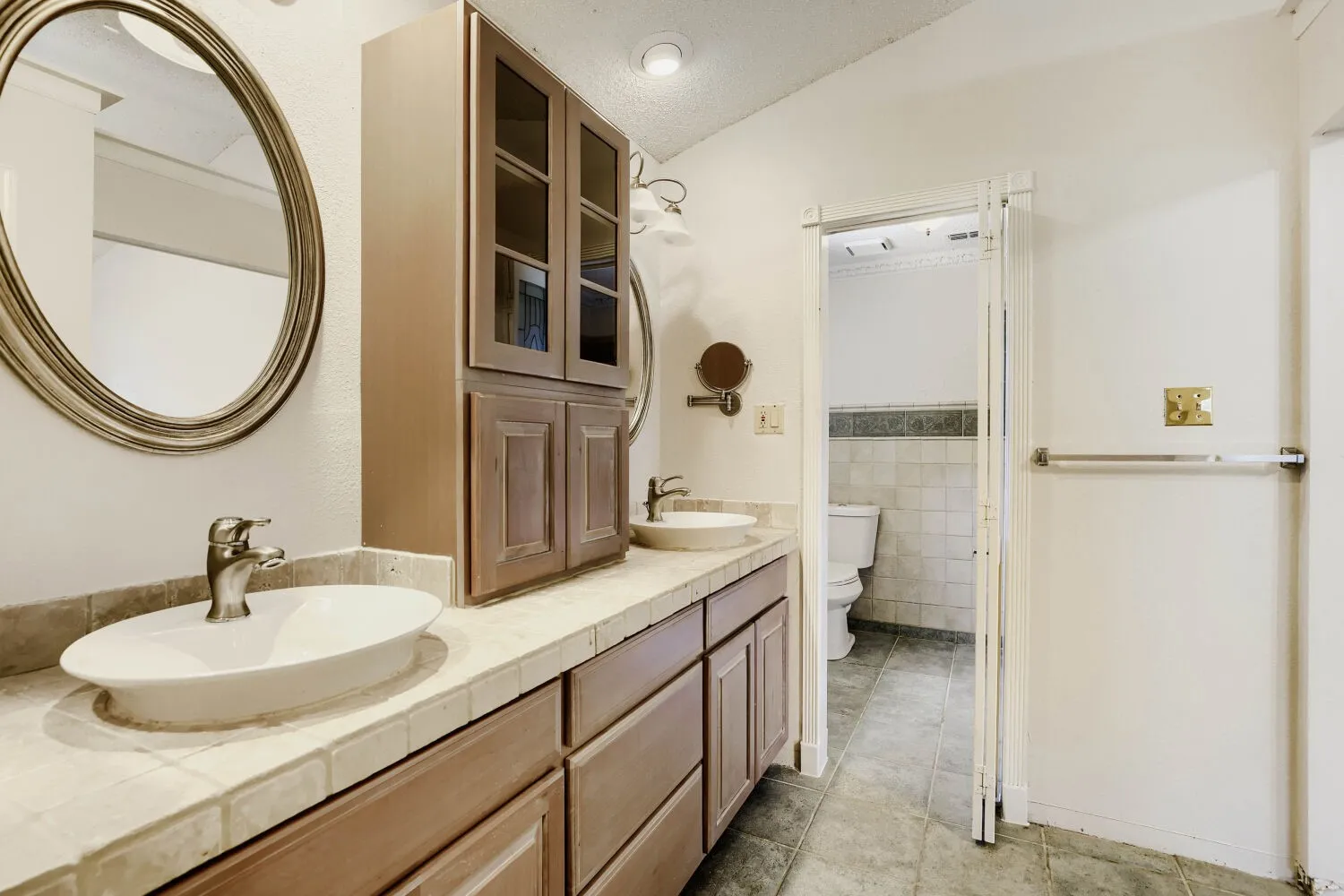 Single Family Residence For Sale in Tarrant County , 314 Sandlewood Lane, Euless, Texas 76039, 3 Bedroom, 2 Bathroom, 2 Garage spaces, 1,688 Sqft, built in 1984, mls#21330432, Real Estate Agent in Euless, Homes For Sale in Tarrant county, Homes For Sale in Euless, Realtor in Euless Texas, Real Estate Brokerage Independent Realty Texas, Luminita Cordes Realtor