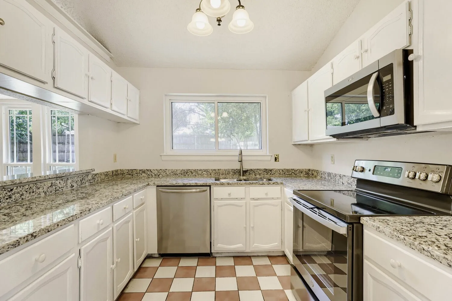Single Family Residence For Sale in Tarrant County , 314 Sandlewood Lane, Euless, Texas 76039, 3 Bedroom, 2 Bathroom, 2 Garage spaces, 1,688 Sqft, built in 1984, mls#21330432, Real Estate Agent in Euless, Homes For Sale in Tarrant county, Homes For Sale in Euless, Realtor in Euless Texas, Real Estate Brokerage Independent Realty Texas, Luminita Cordes Realtor