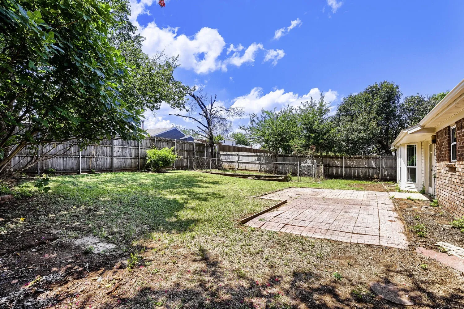 Single Family Residence For Sale in Tarrant County , 314 Sandlewood Lane, Euless, Texas 76039, 3 Bedroom, 2 Bathroom, 2 Garage spaces, 1,688 Sqft, built in 1984, mls#21330432, Real Estate Agent in Euless, Homes For Sale in Tarrant county, Homes For Sale in Euless, Realtor in Euless Texas, Real Estate Brokerage Independent Realty Texas, Luminita Cordes Realtor