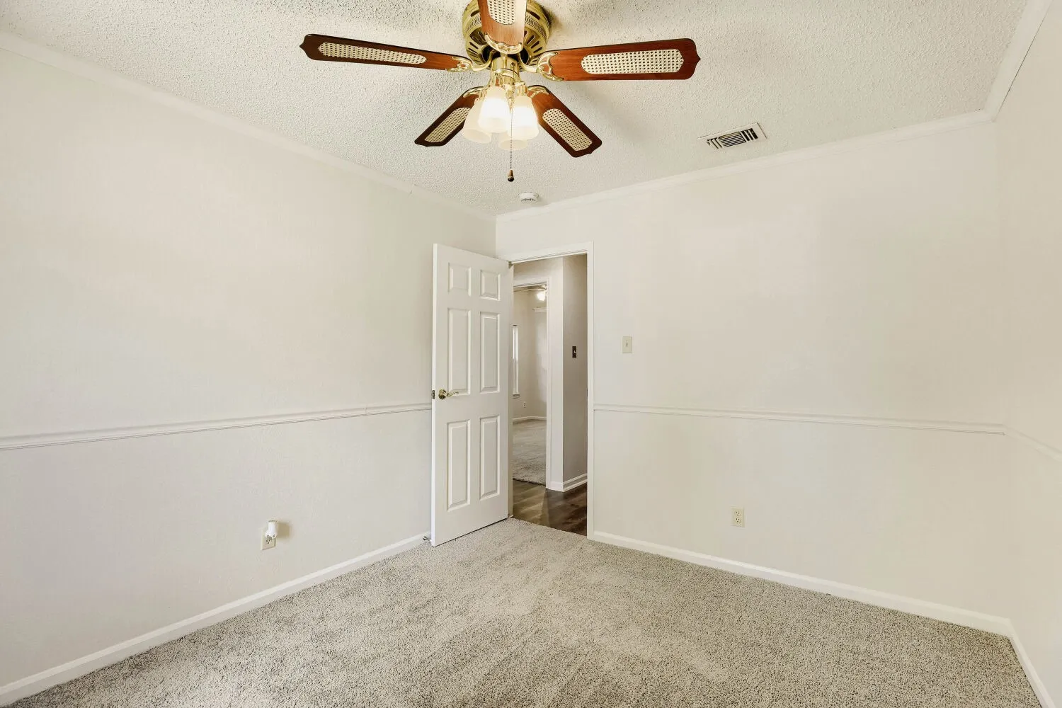 Single Family Residence For Sale in Tarrant County , 314 Sandlewood Lane, Euless, Texas 76039, 3 Bedroom, 2 Bathroom, 2 Garage spaces, 1,688 Sqft, built in 1984, mls#21330432, Real Estate Agent in Euless, Homes For Sale in Tarrant county, Homes For Sale in Euless, Realtor in Euless Texas, Real Estate Brokerage Independent Realty Texas, Luminita Cordes Realtor
