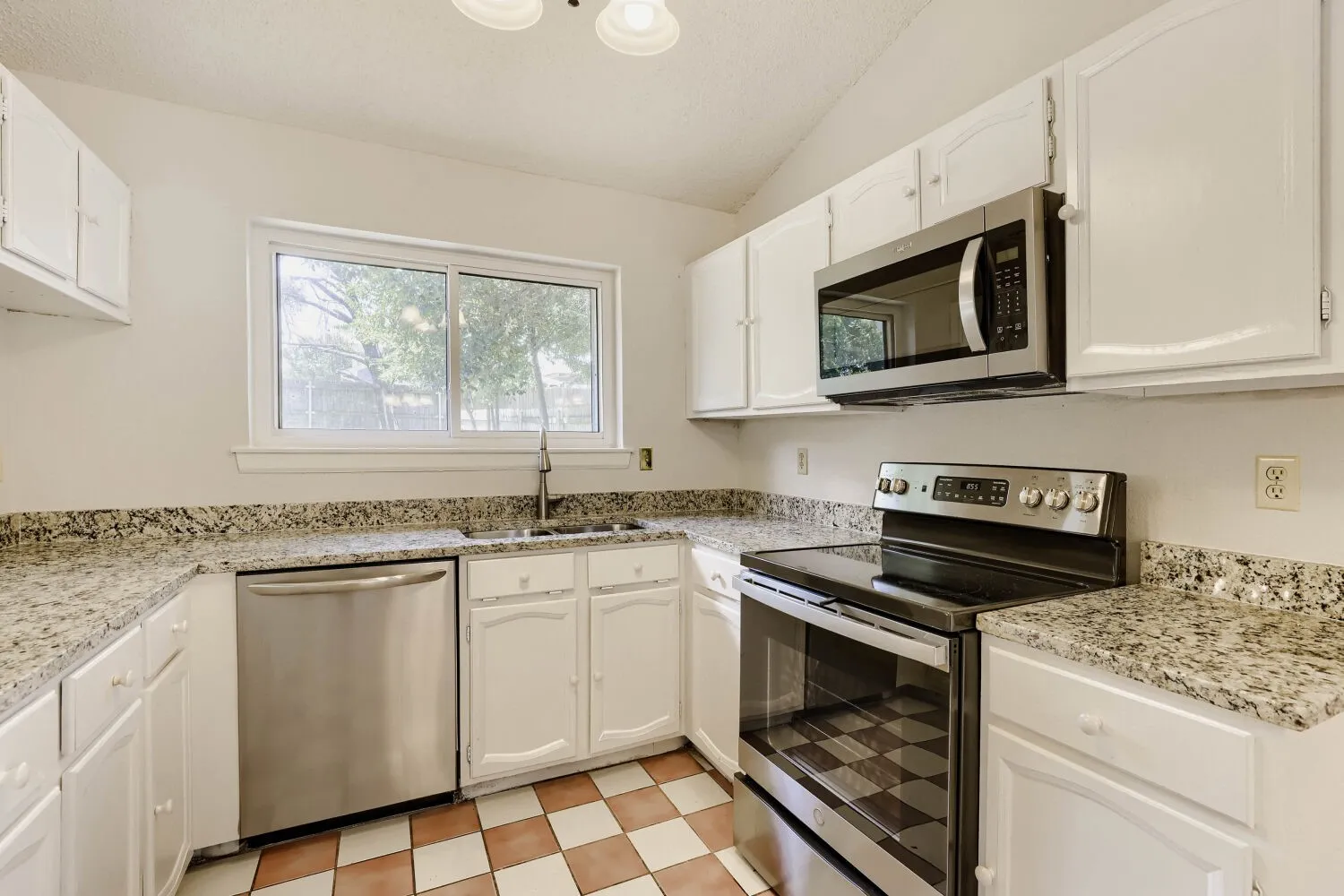 Single Family Residence For Sale in Tarrant County , 314 Sandlewood Lane, Euless, Texas 76039, 3 Bedroom, 2 Bathroom, 2 Garage spaces, 1,688 Sqft, built in 1984, mls#21330432, Real Estate Agent in Euless, Homes For Sale in Tarrant county, Homes For Sale in Euless, Realtor in Euless Texas, Real Estate Brokerage Independent Realty Texas, Luminita Cordes Realtor