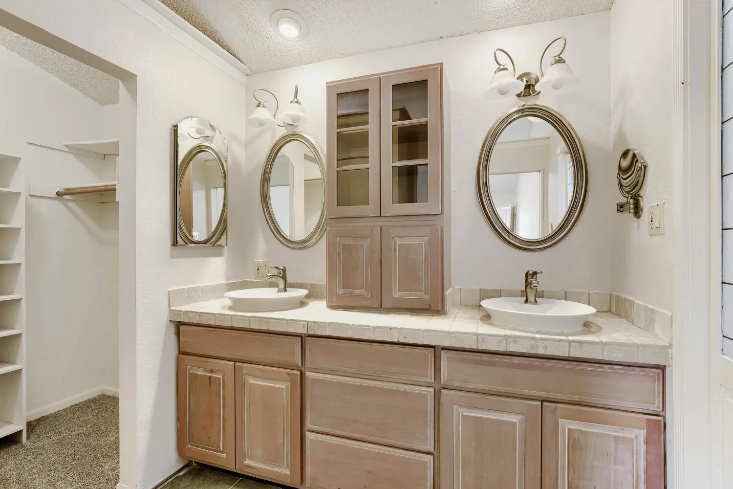 Single Family Residence For Sale in Tarrant County , 314 Sandlewood Lane, Euless, Texas 76039, 3 Bedroom, 2 Bathroom, 2 Garage spaces, 1,688 Sqft, built in 1984, mls#21330432, Real Estate Agent in Euless, Homes For Sale in Tarrant county, Homes For Sale in Euless, Realtor in Euless Texas, Real Estate Brokerage Independent Realty Texas, Luminita Cordes Realtor