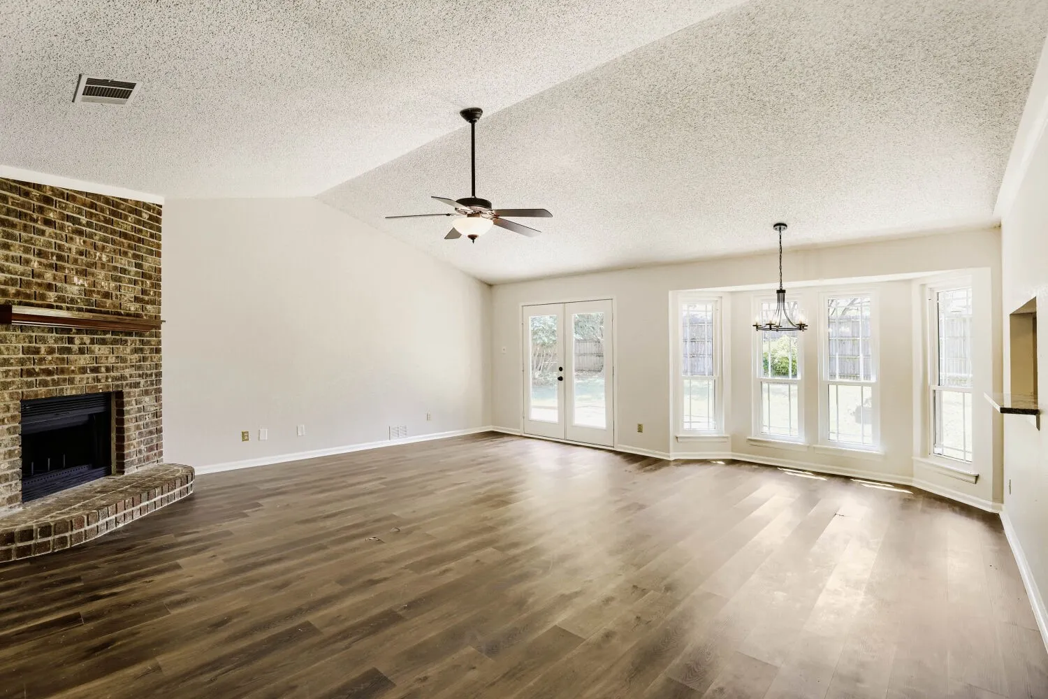 Single Family Residence For Sale in Tarrant County , 314 Sandlewood Lane, Euless, Texas 76039, 3 Bedroom, 2 Bathroom, 2 Garage spaces, 1,688 Sqft, built in 1984, mls#21330432, Real Estate Agent in Euless, Homes For Sale in Tarrant county, Homes For Sale in Euless, Realtor in Euless Texas, Real Estate Brokerage Independent Realty Texas, Luminita Cordes Realtor