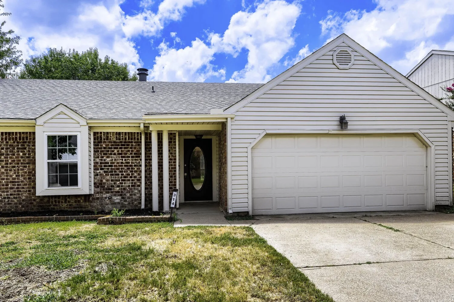 Single Family Residence For Sale in Tarrant County , 314 Sandlewood Lane, Euless, Texas 76039, 3 Bedroom, 2 Bathroom, 2 Garage spaces, 1,688 Sqft, built in 1984, mls#21330432, Real Estate Agent in Euless, Homes For Sale in Tarrant county, Homes For Sale in Euless, Realtor in Euless Texas, Real Estate Brokerage Independent Realty Texas, Luminita Cordes Realtor