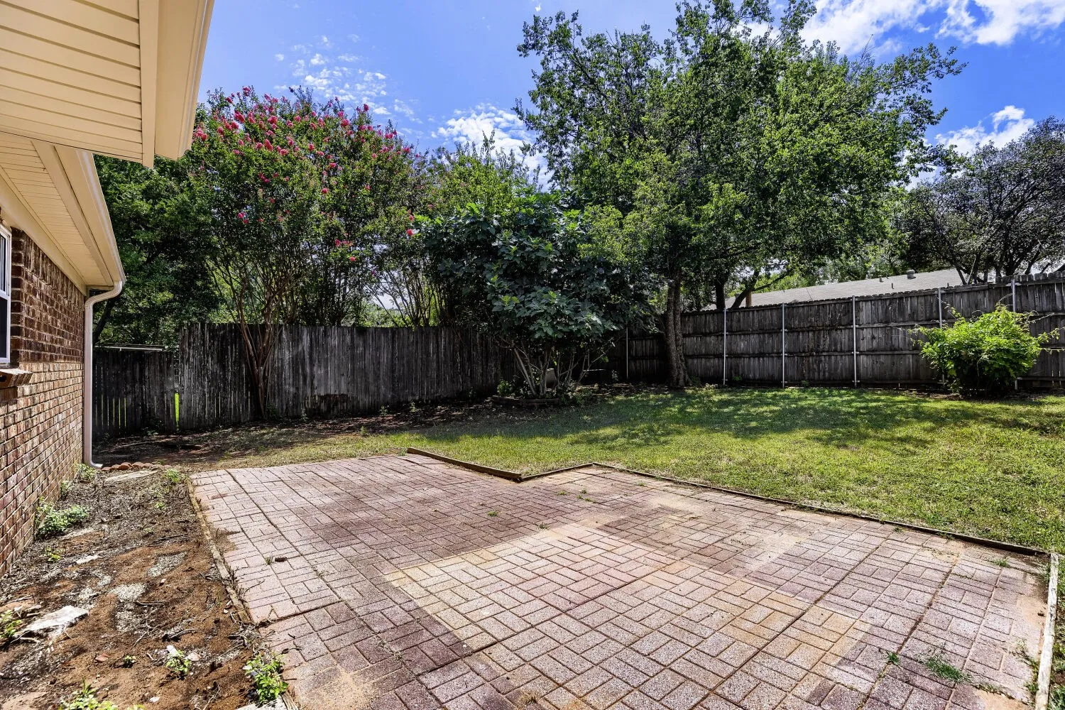Single Family Residence For Sale in Tarrant County , 314 Sandlewood Lane, Euless, Texas 76039, 3 Bedroom, 2 Bathroom, 2 Garage spaces, 1,688 Sqft, built in 1984, mls#21330432, Real Estate Agent in Euless, Homes For Sale in Tarrant county, Homes For Sale in Euless, Realtor in Euless Texas, Real Estate Brokerage Independent Realty Texas, Luminita Cordes Realtor
