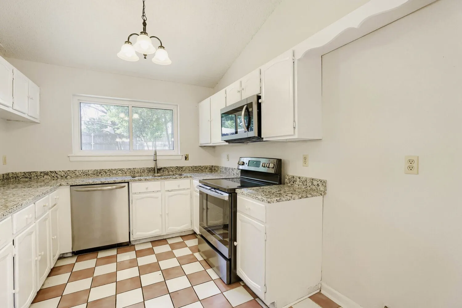 Single Family Residence For Sale in Tarrant County , 314 Sandlewood Lane, Euless, Texas 76039, 3 Bedroom, 2 Bathroom, 2 Garage spaces, 1,688 Sqft, built in 1984, mls#21330432, Real Estate Agent in Euless, Homes For Sale in Tarrant county, Homes For Sale in Euless, Realtor in Euless Texas, Real Estate Brokerage Independent Realty Texas, Luminita Cordes Realtor