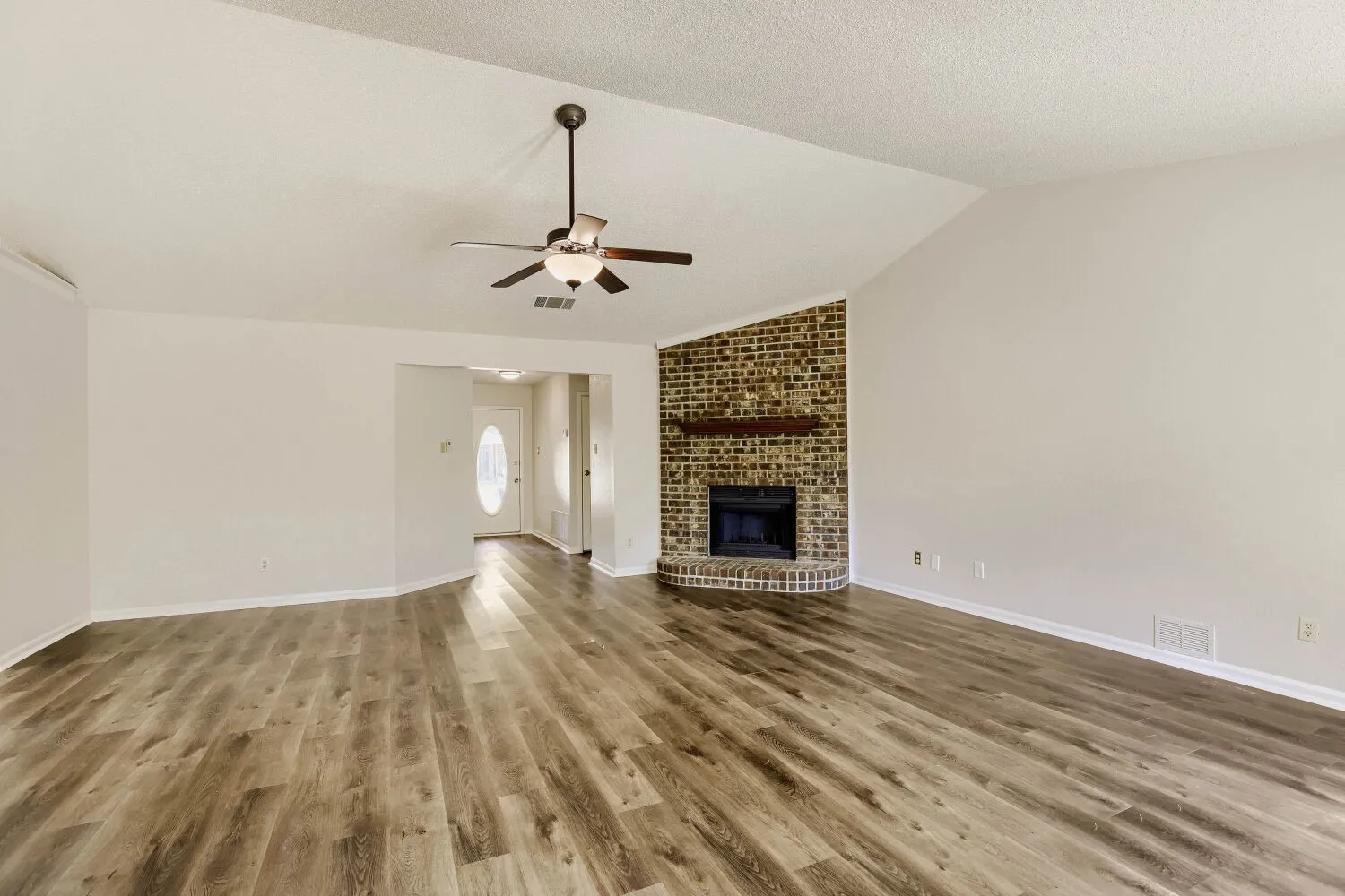 Single Family Residence For Sale in Tarrant County , 314 Sandlewood Lane, Euless, Texas 76039, 3 Bedroom, 2 Bathroom, 2 Garage spaces, 1,688 Sqft, built in 1984, mls#21330432, Real Estate Agent in Euless, Homes For Sale in Tarrant county, Homes For Sale in Euless, Realtor in Euless Texas, Real Estate Brokerage Independent Realty Texas, Luminita Cordes Realtor